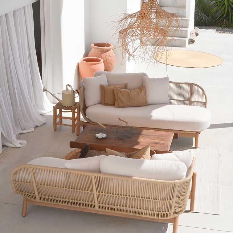 Outdoor-Möbelset aus natürlichem Rattan mit cremefarbenen Polstern und Holztisch