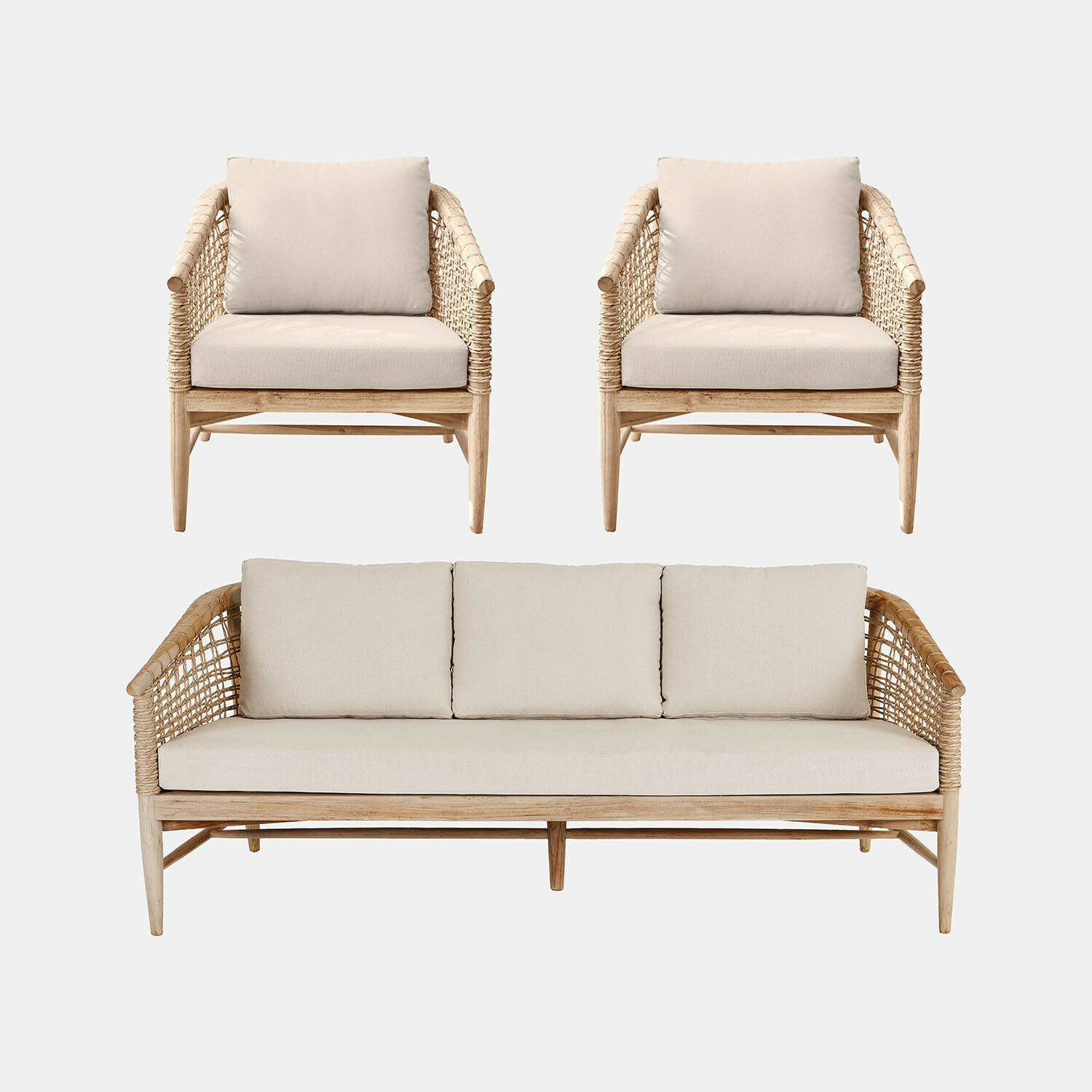 Sitzgruppe aus Holz mit beigen Polstern, Sofa und zwei Sesseln für Wohnzimmer