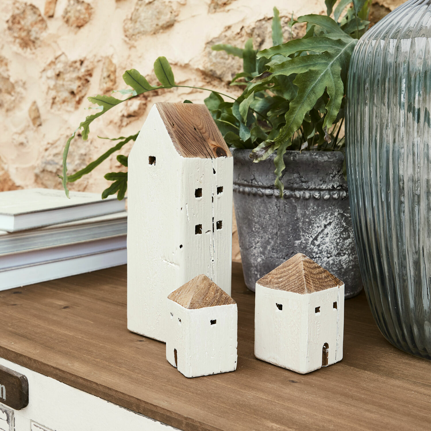 Deko-Haus 3er Set Lormont Dekorative weisse Holzhäuser mit naturfarbenem Dach auf Holzplatte, rustikale Wohnraumdekoration