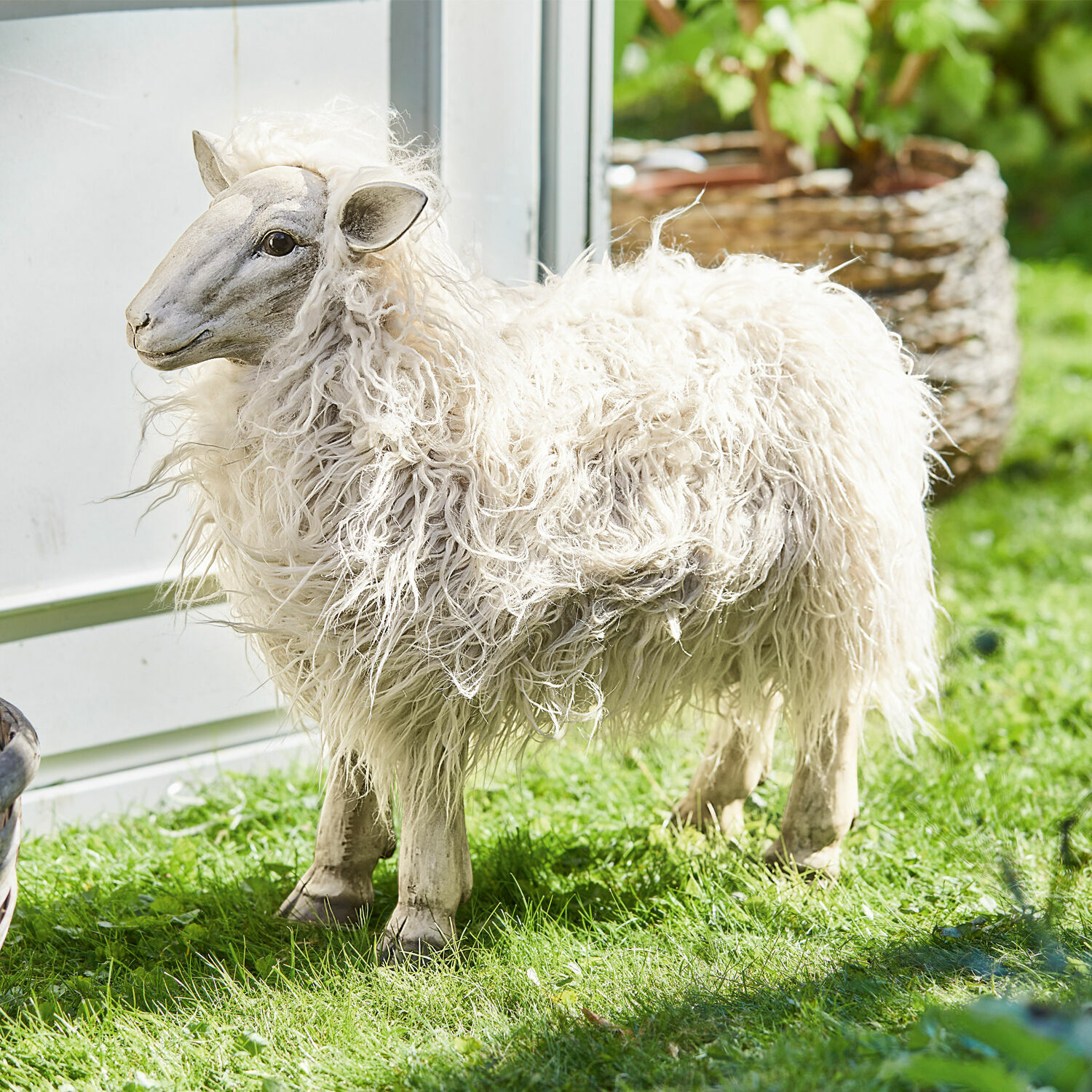 Deko-Schaf Justin Dekorative Schaffigur mit weissem, lockigem Fell auf grünem Gras für den Garten