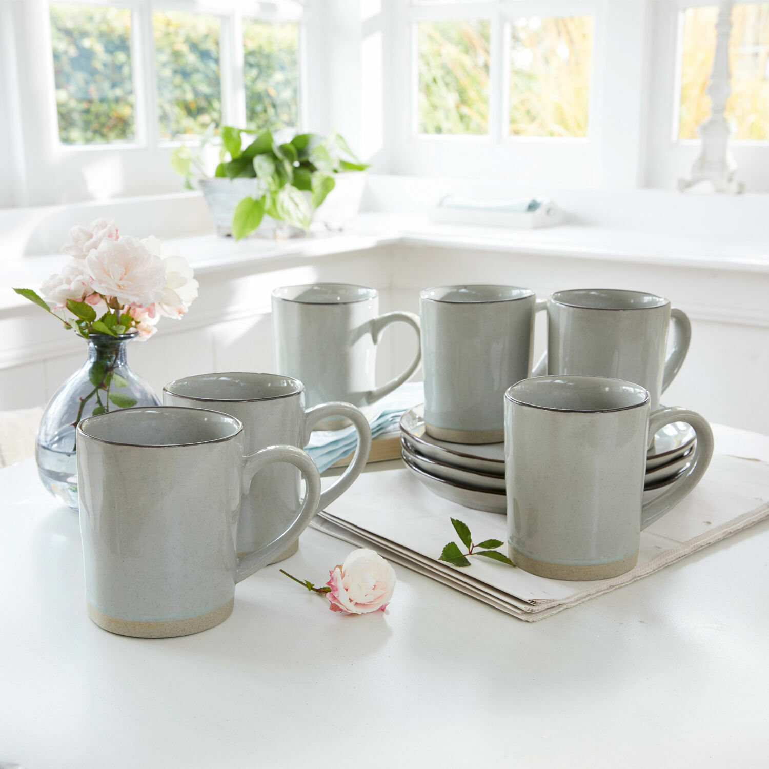Tasse 6er Set Biarré Set aus sechs grauen Keramiktassen mit Henkel auf hellem Tisch in hellem Raum