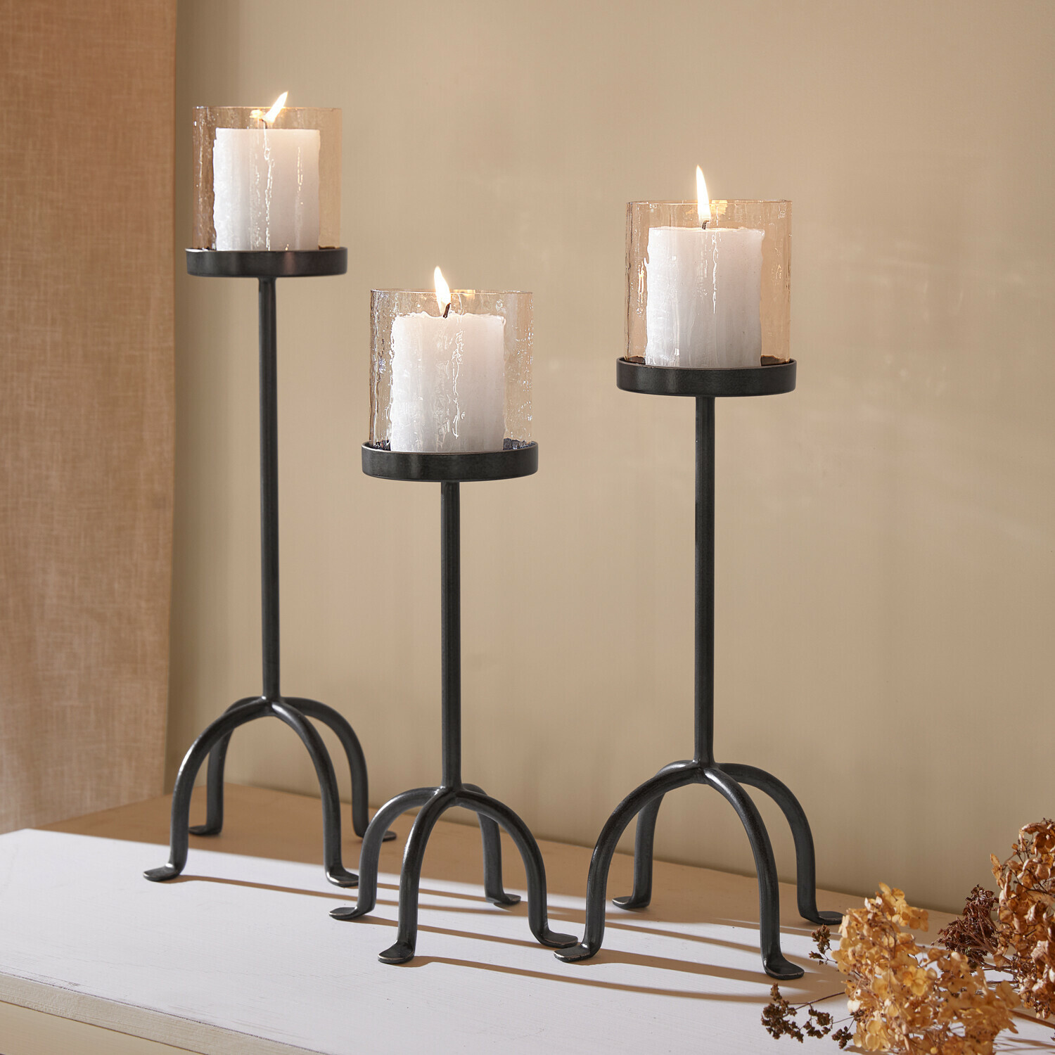 Kerzenständer 3er Set Tanbira Dreiteiliges Set schwarze Metall-Kerzenhalter mit weißen Kerzen und strukturierten Glasaufsätzen