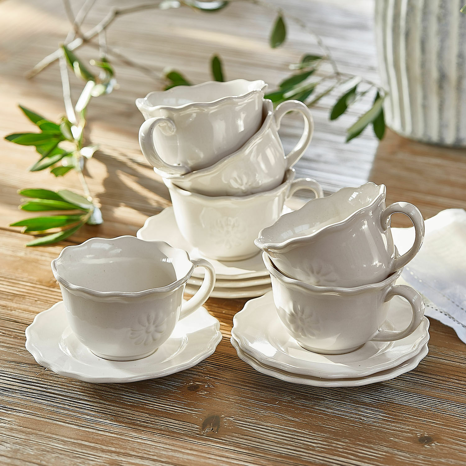 Tasse mit Unterteller 6er Set Mallevesse Set aus weissen Keramiktassen und Untertassen mit feinem Muster auf Holztisch