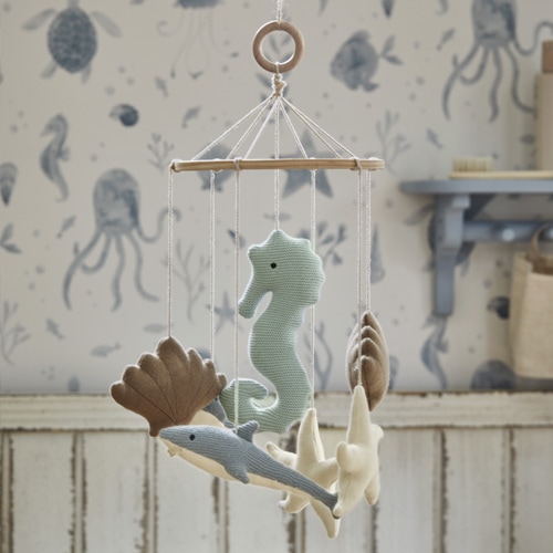 Kinder-Mobile mit weichen Meeresfiguren in Pastellfarben, dekorativ fürs Kinderzimmer