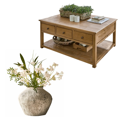Holz-Couchtisch mit drei Schubladen und Ablageboden, steinerne Vase mit Blumen