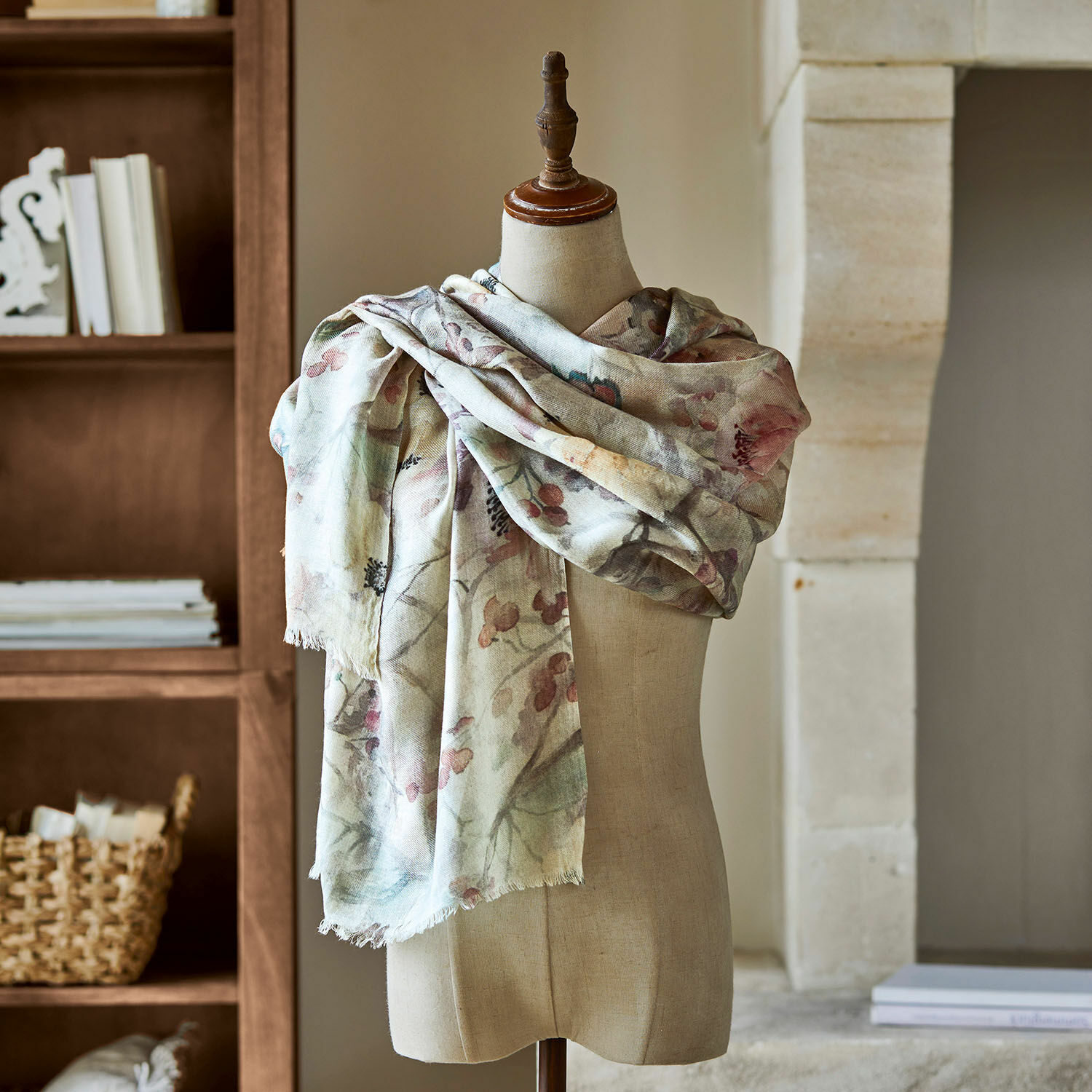 Schal Tebero Feiner Schal mit pastellfarbenem Blumenmuster auf Schneiderpuppe, weiches dekoratives Material