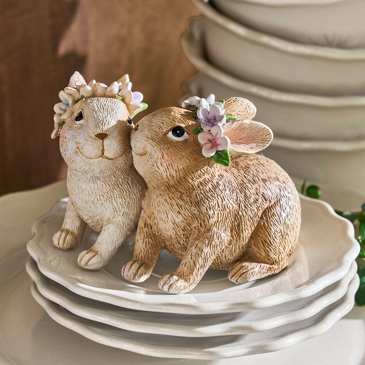 Hasen Willowmare Zwei Keramik-Hasenfiguren in Beige und Weiss mit Blumenkränzen auf weissen Tellern