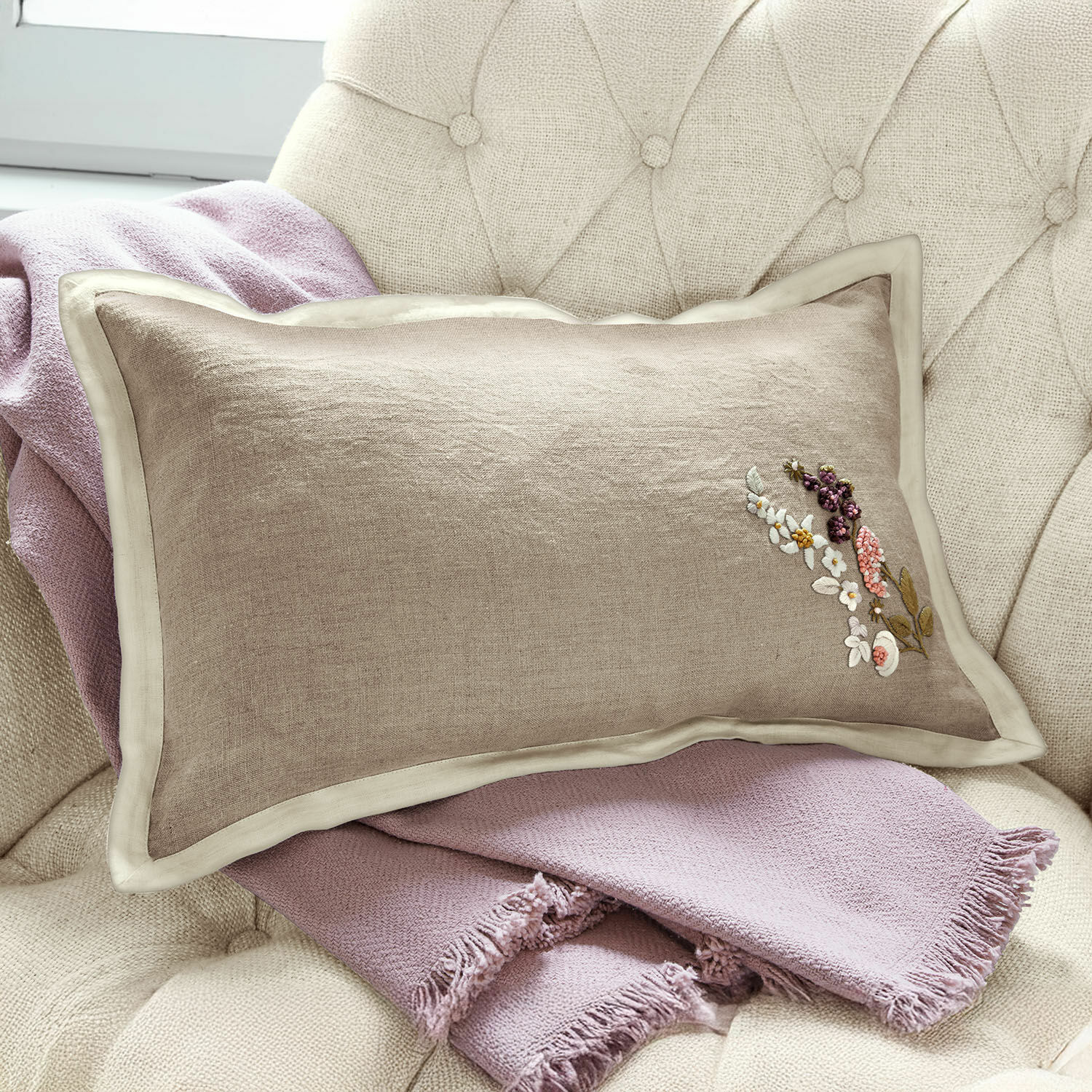 Kissenhülle Tavaline Beiges Leinenkissen mit Blumenstickerei auf hellrosa Decke auf Sessel, Wohnaccessoire