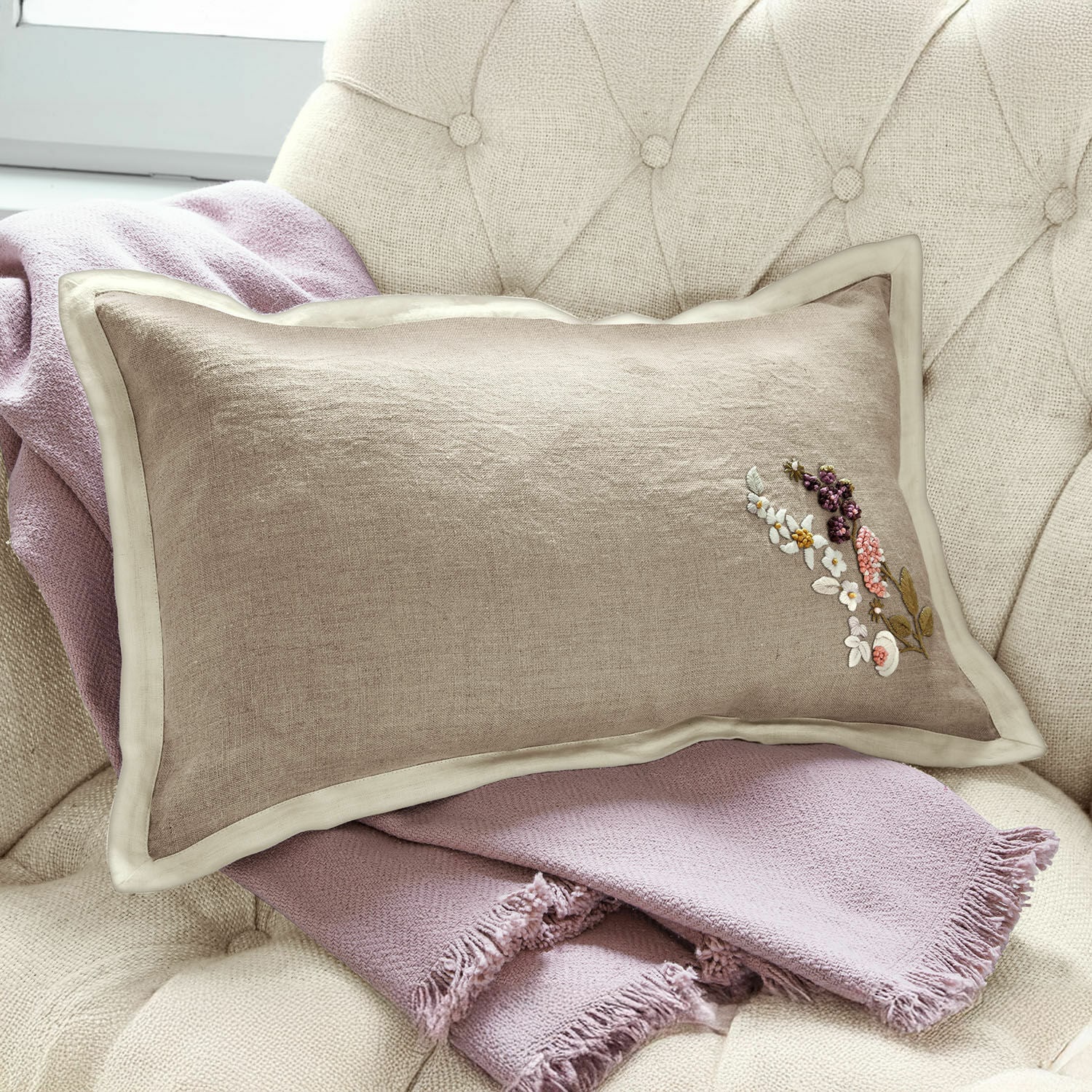 Kissenhülle Tavaline Beiges Leinenkissen mit Blumenstickerei auf hellrosa Decke auf Sessel, Wohnaccessoire