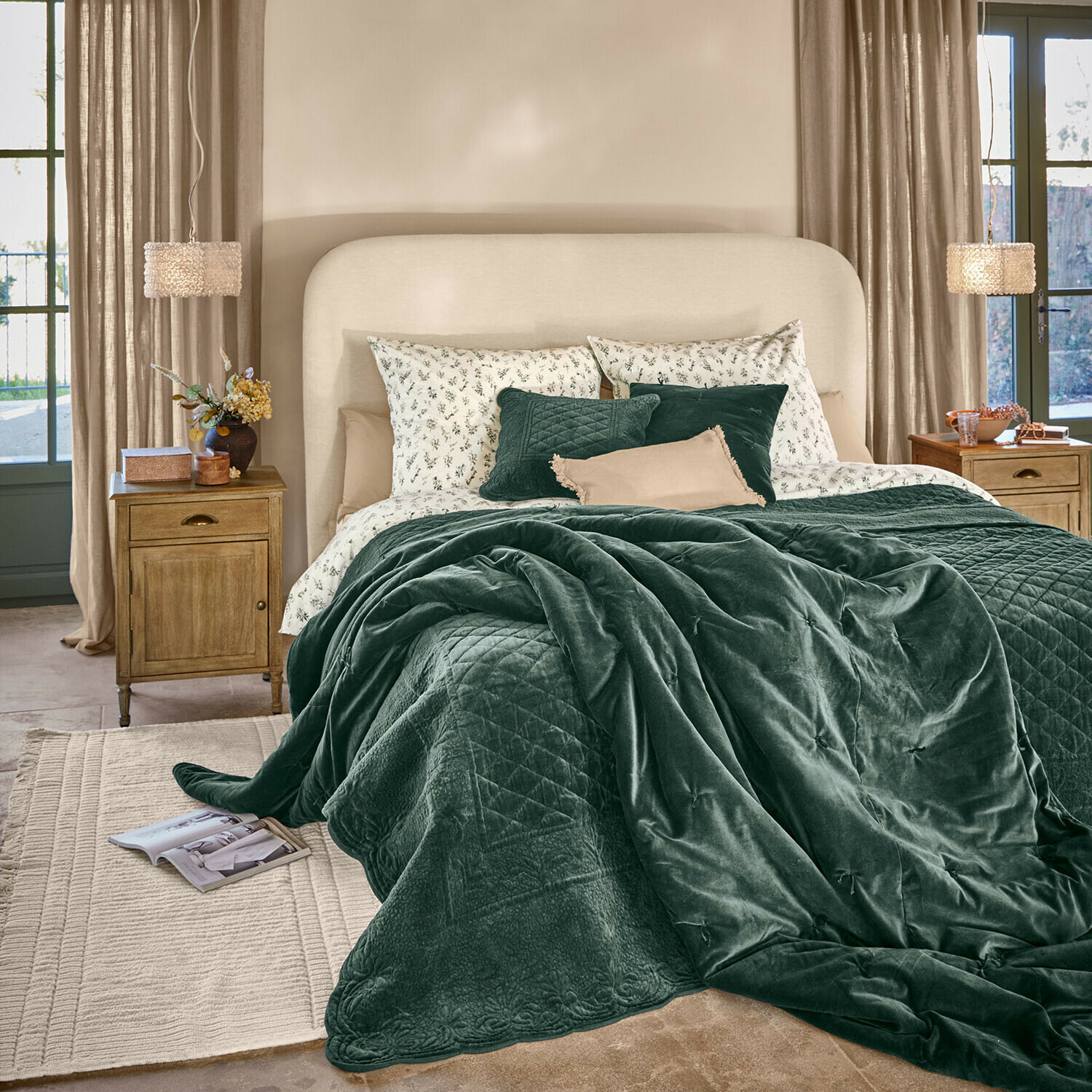 Bett Belorine Gemütliches Schlafzimmer mit grünem Samtüberwurf und hellem Bettwäsche-Set mit Blumenmuster