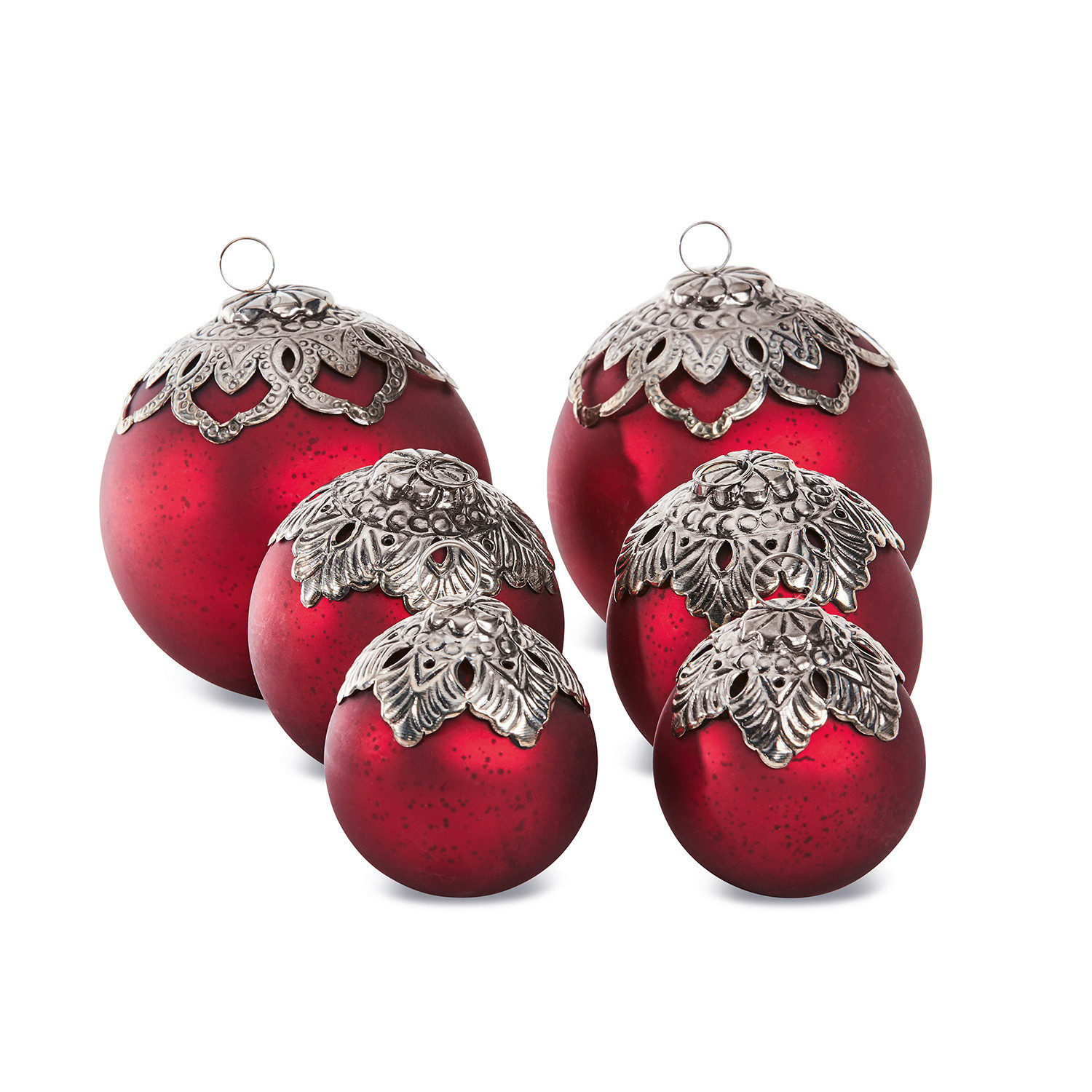 Weihnachtsschmuck 6er Set Valyn Set aus roten Christbaumkugeln aus Glas mit dekorativen silbernen Verzierungen für den Baum.
