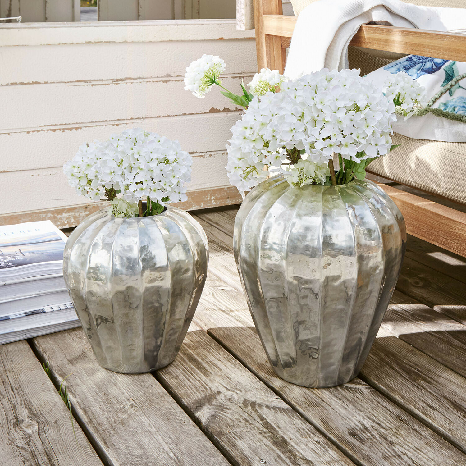Vase 2er Set Lévronne Zwei silberne Metallvasen mit weissen Blumen auf Holzterrasse, stilvolle Wohnraumdekoration