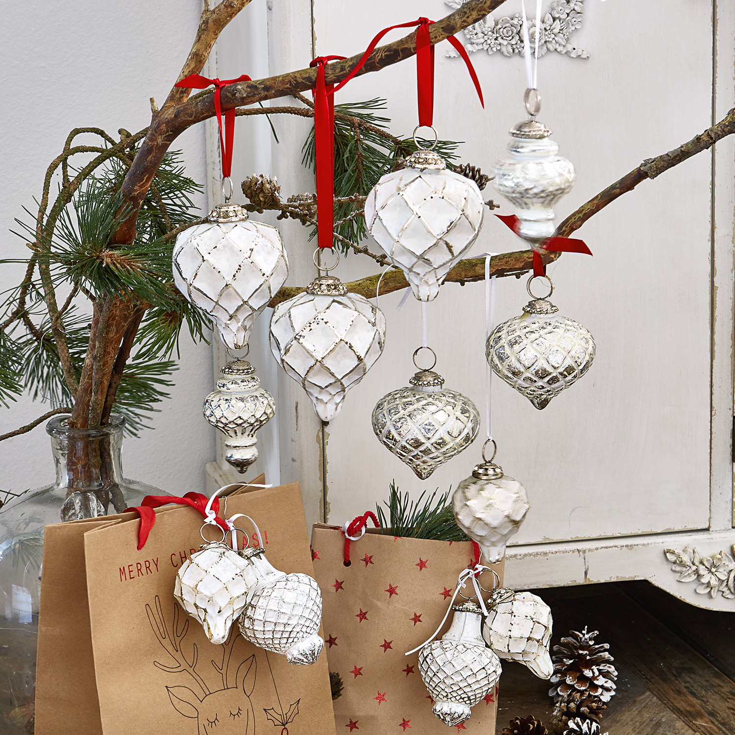 Weihnachtsschmuck 6er Set Appilly Weisse Weihnachtsanhänger mit Rautenmuster an Zweig mit roten Bändern, festliche Dekoration für Weihnachten