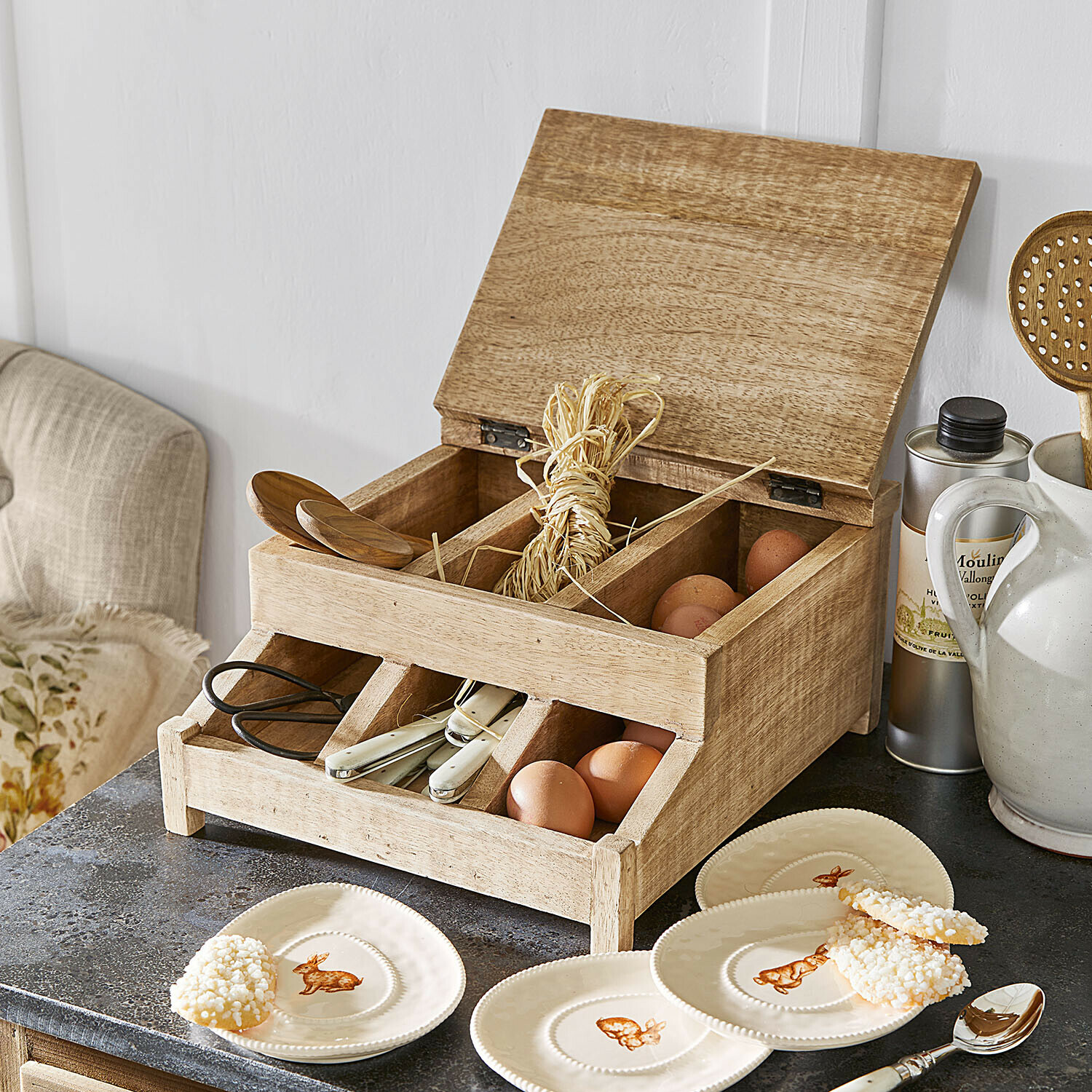 Organizer Maruva Küchenbox aus hellem Holz mit Fächern für Eier und Besteck auf Arbeitsfläche
