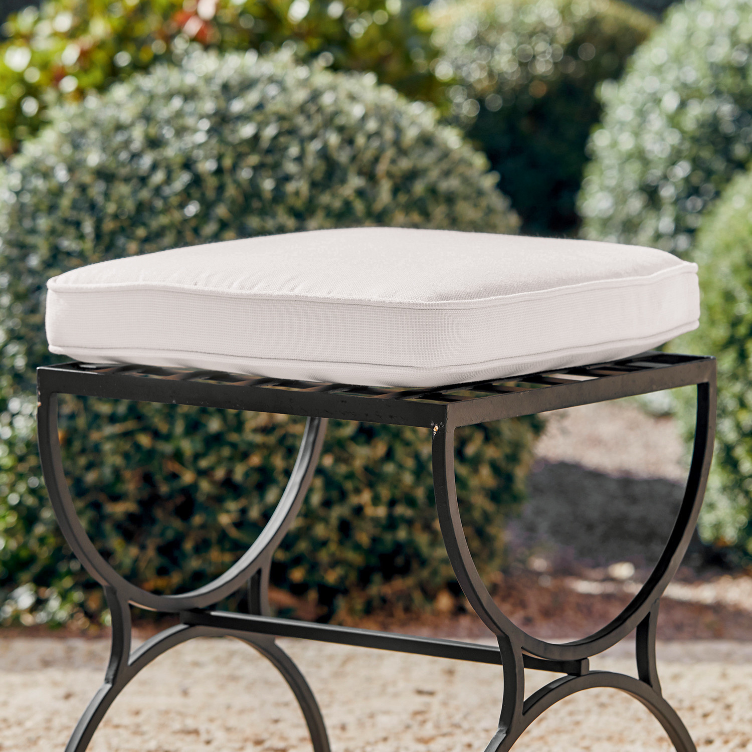 Sitzkissen Sonora Helle Sitzkissen auf schwarzem Metallhocker mit rundem Design, bequeme Gartenmöbel