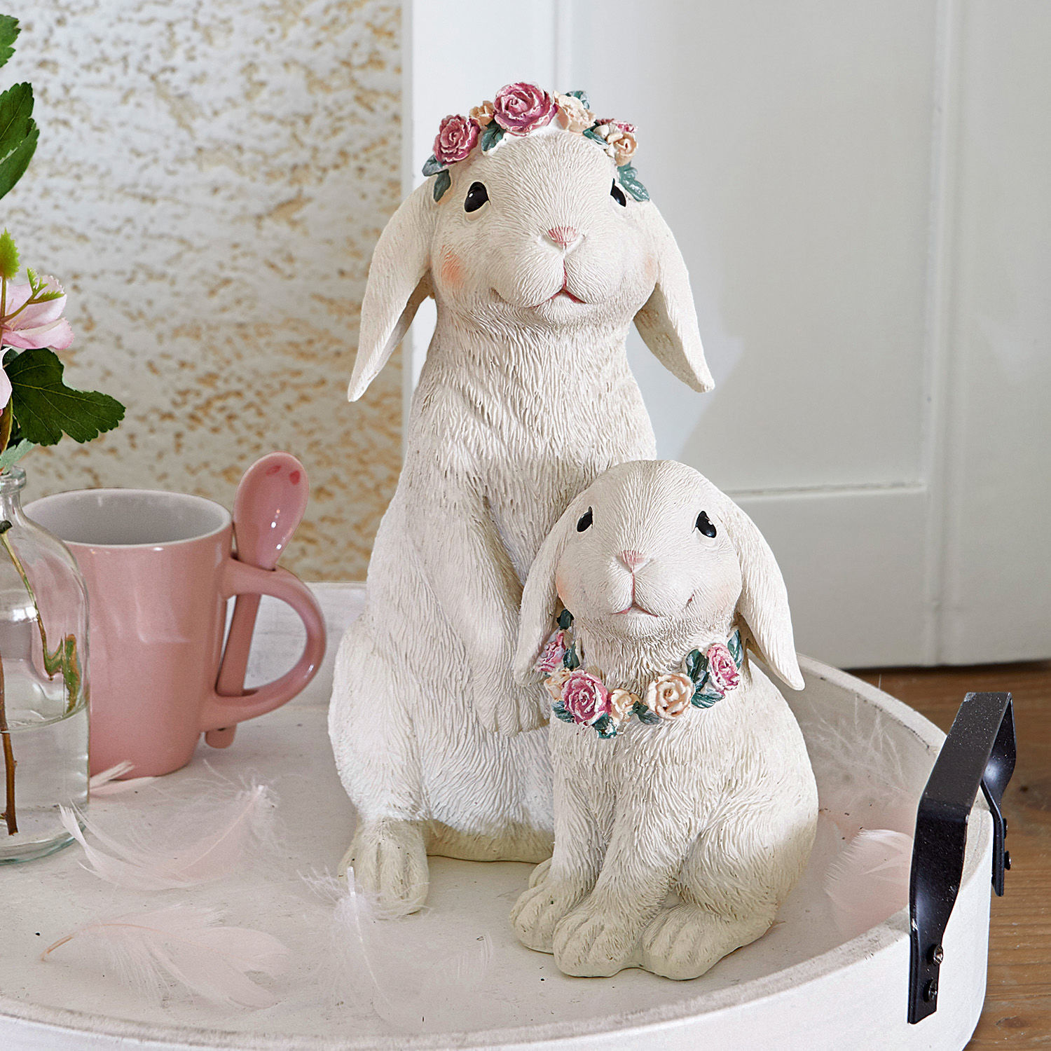 Hasen Sappos Weisse Deko-Hasenfiguren mit Blumenkränzen aus Kunststein, frühlingshafte Wohnaccessoires