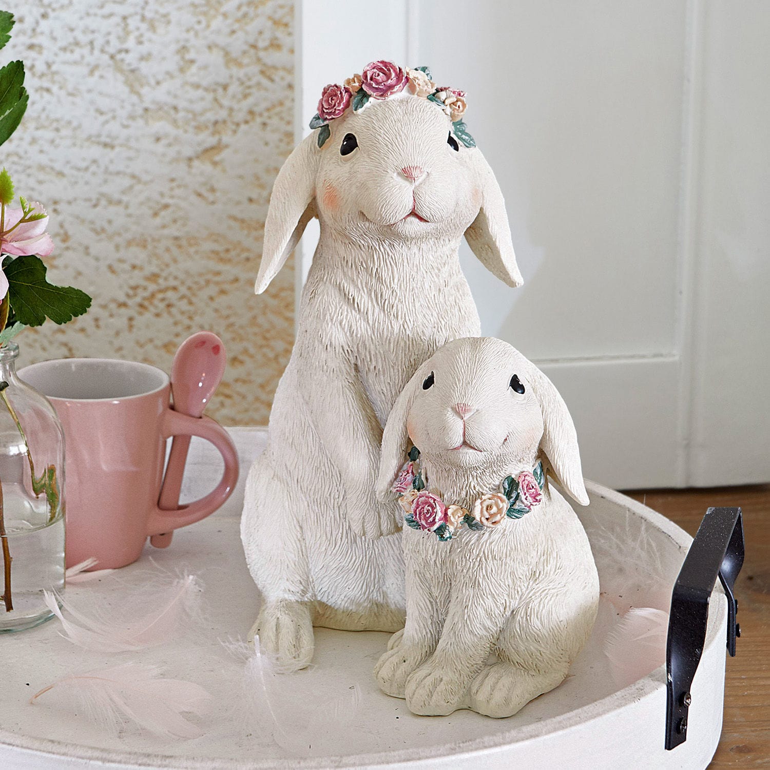 Hasen Sappos Weisse Deko-Hasenfiguren mit Blumenkränzen aus Kunststein, frühlingshafte Wohnaccessoires