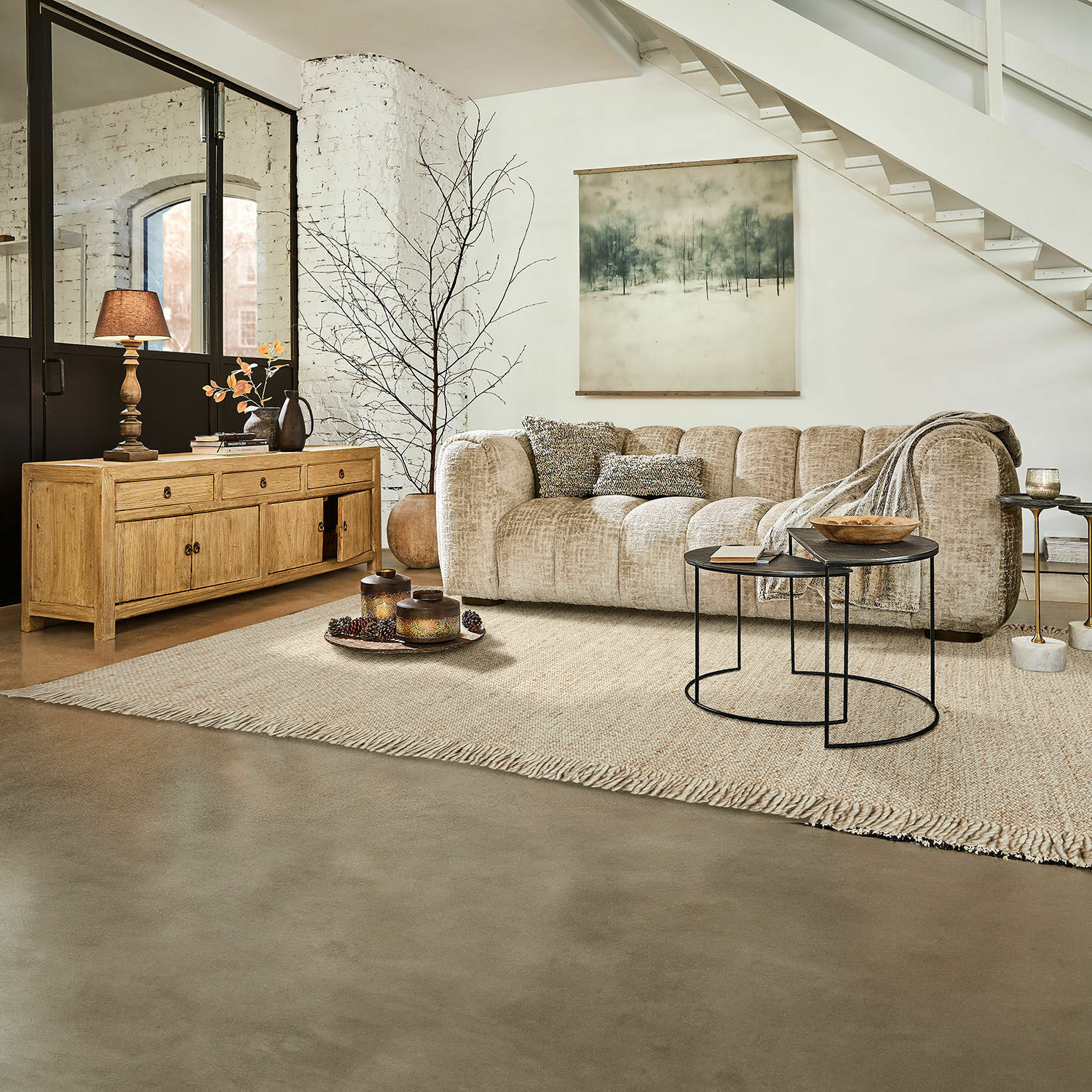 Beiges Stoff-Ecksofa im modernen Wohnzimmer mit Holzkommode und schwarzen Metall-Couchtischen