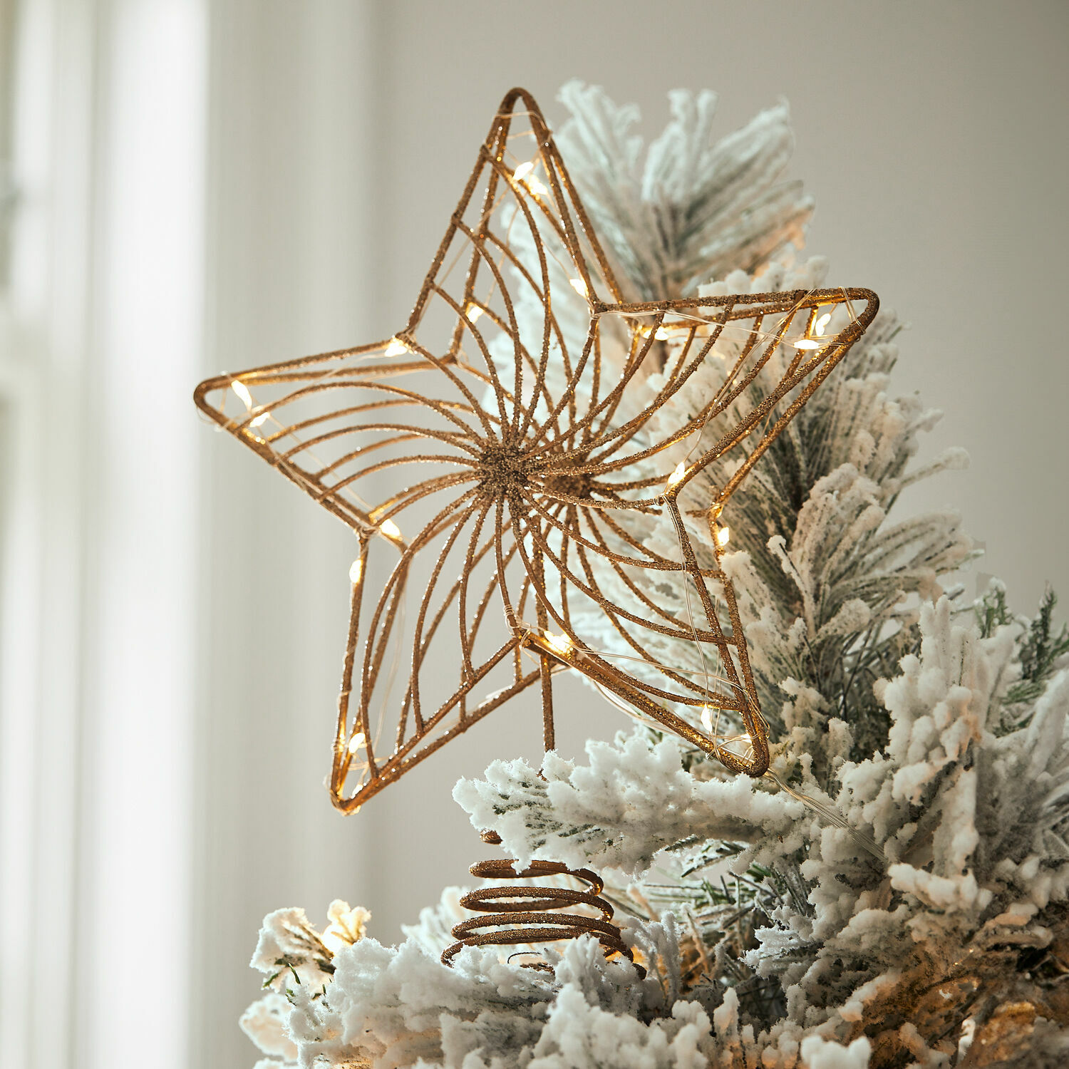 LED-Baumspitze Pivion Goldener Metallstern mit LED-Lichtern auf schneebedecktem künstlichem Weihnachtsbaum als Baumspitze