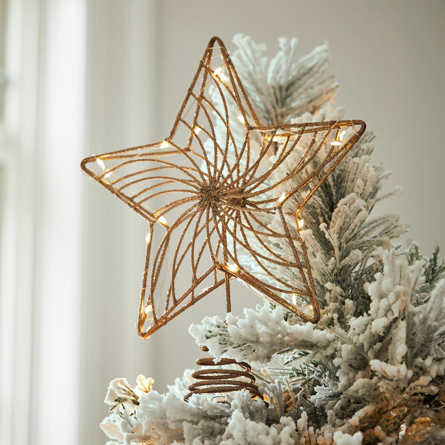 LED-Baumspitze Pivion Goldener Metallstern mit LED-Lichtern auf schneebedecktem künstlichem Weihnachtsbaum als Baumspitze