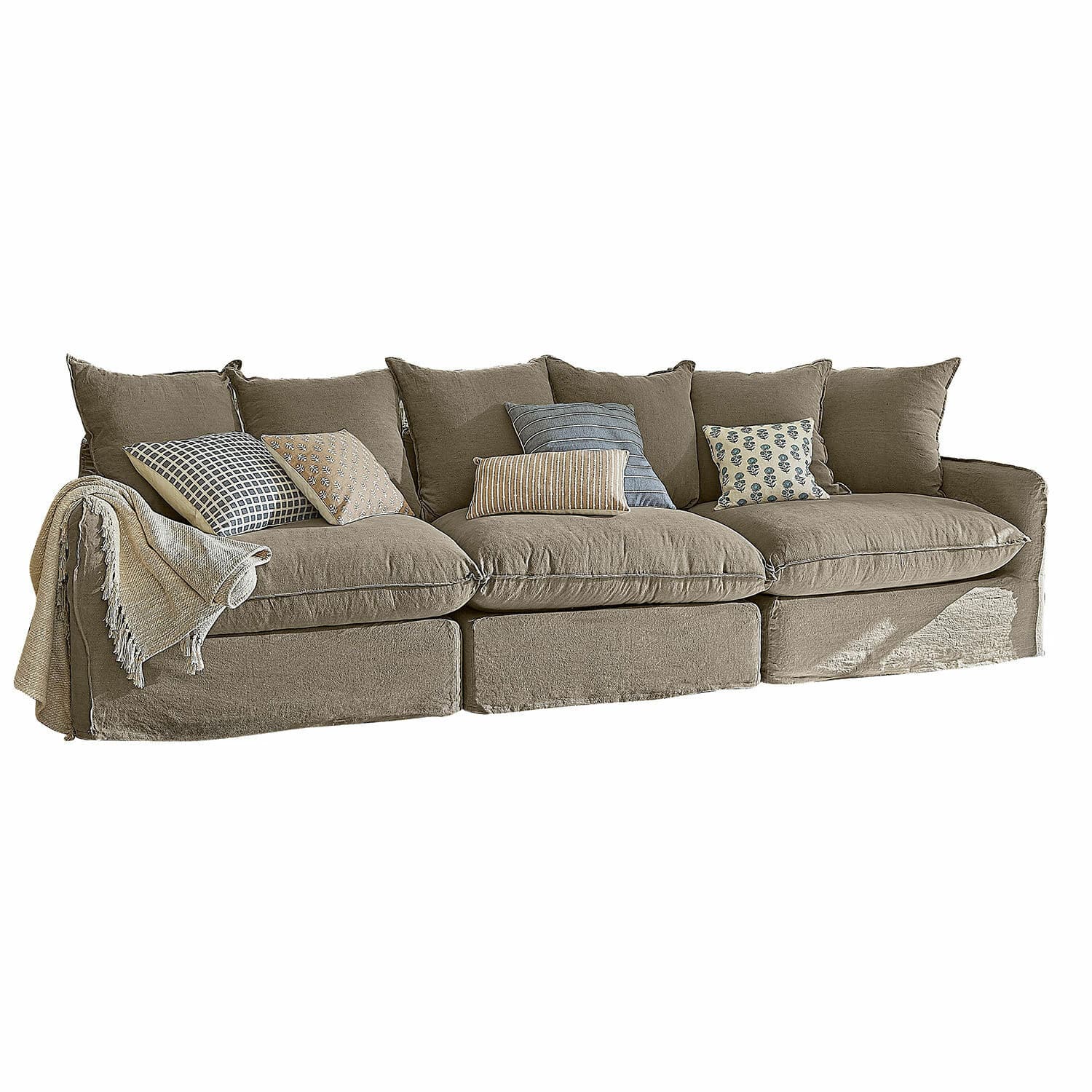 Sofa Finchingfield Grosses Sofa aus beigem Stoff mit dekorativen Kissen und weicher Decke für gemütliches Wohnen