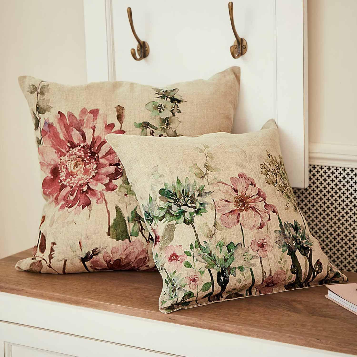 Zwei Leinenkissen mit Blumenmuster in natürlichen Farben als Wohnaccessoire