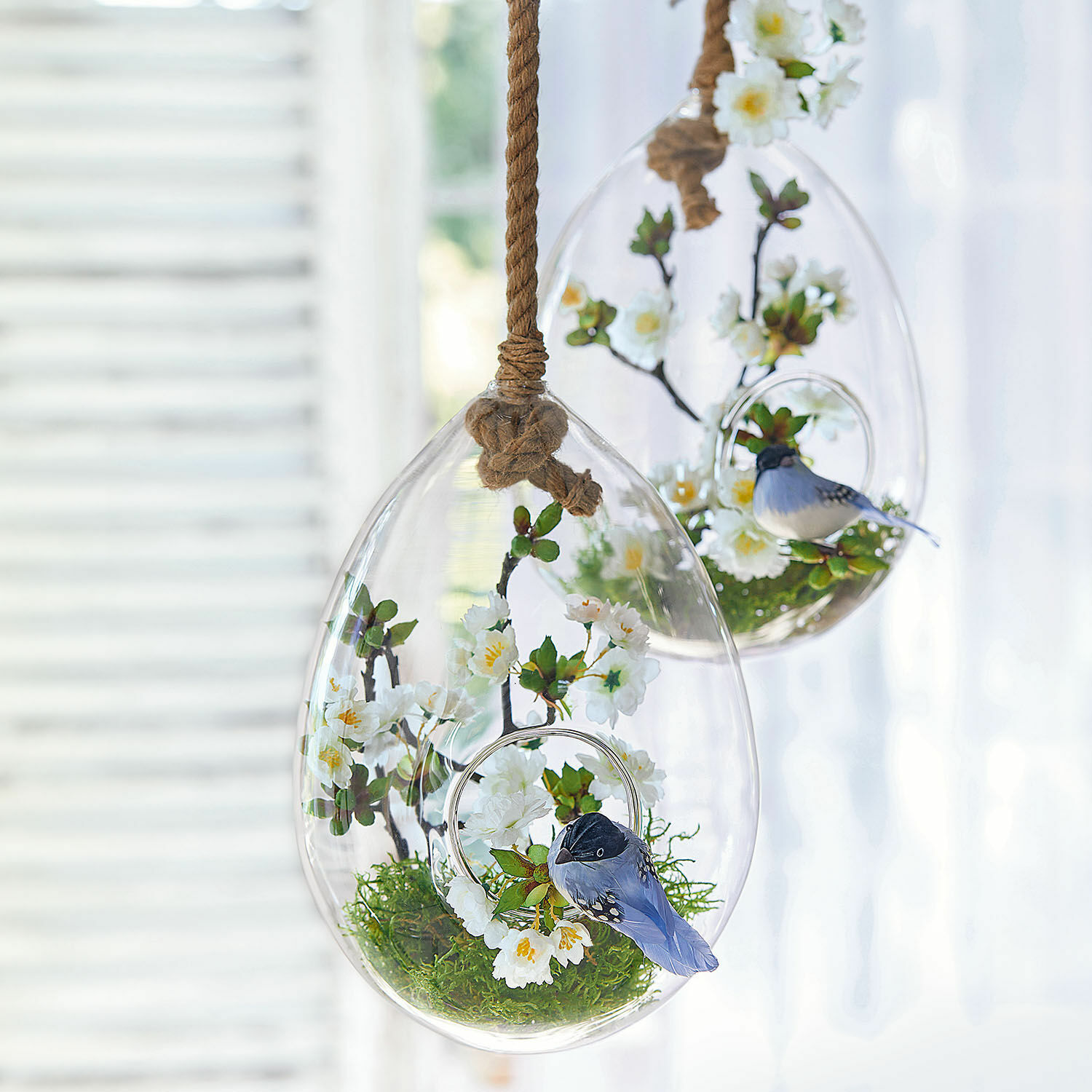 Glas-Ei 2er Set Noam Glashängedekoration mit weissen Blüten und blauem Vogel an Kordel, frühlingshafte Wohnraumdekoration