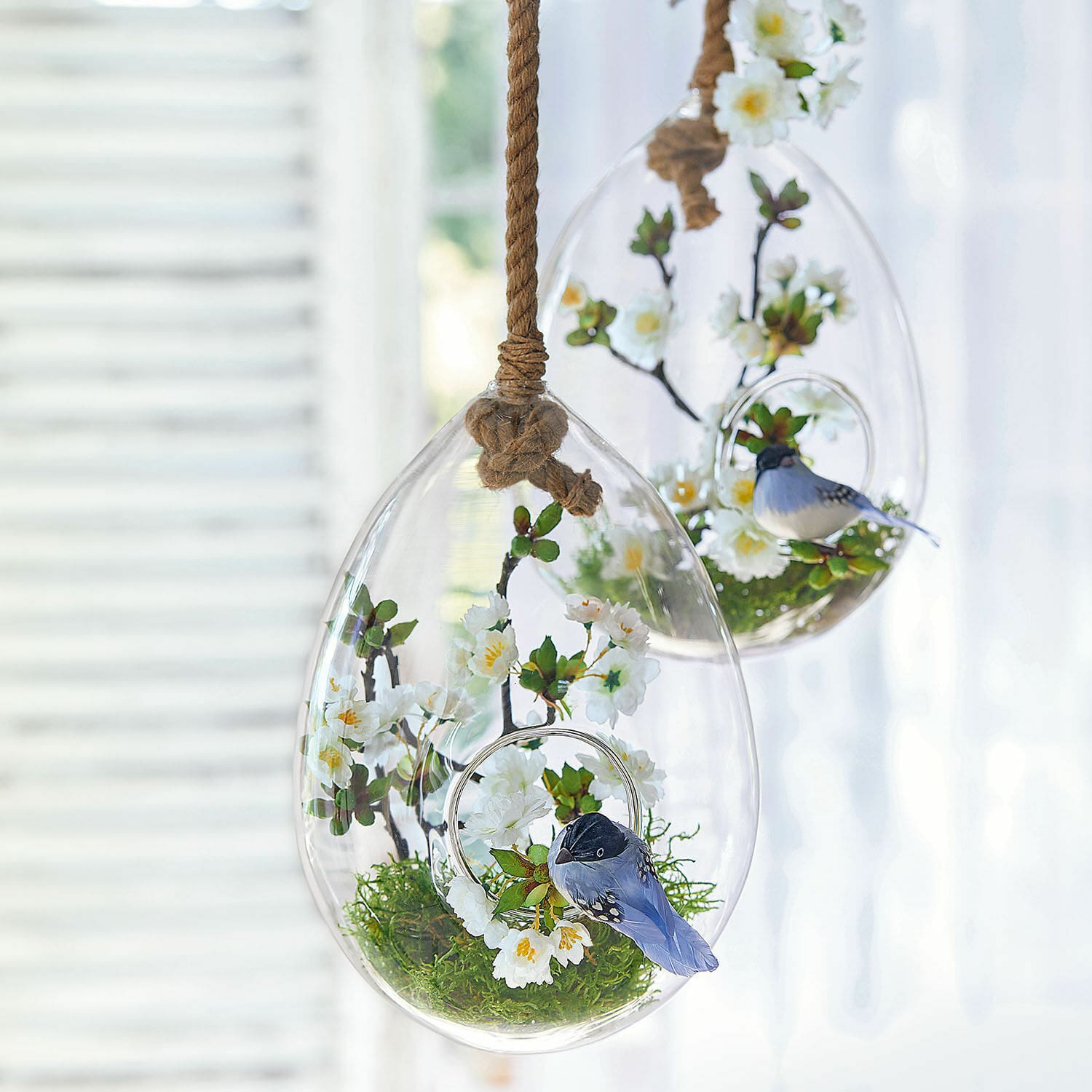 Glas-Ei 2er Set Noam Glashängedekoration mit weissen Blüten und blauem Vogel an Kordel, frühlingshafte Wohnraumdekoration