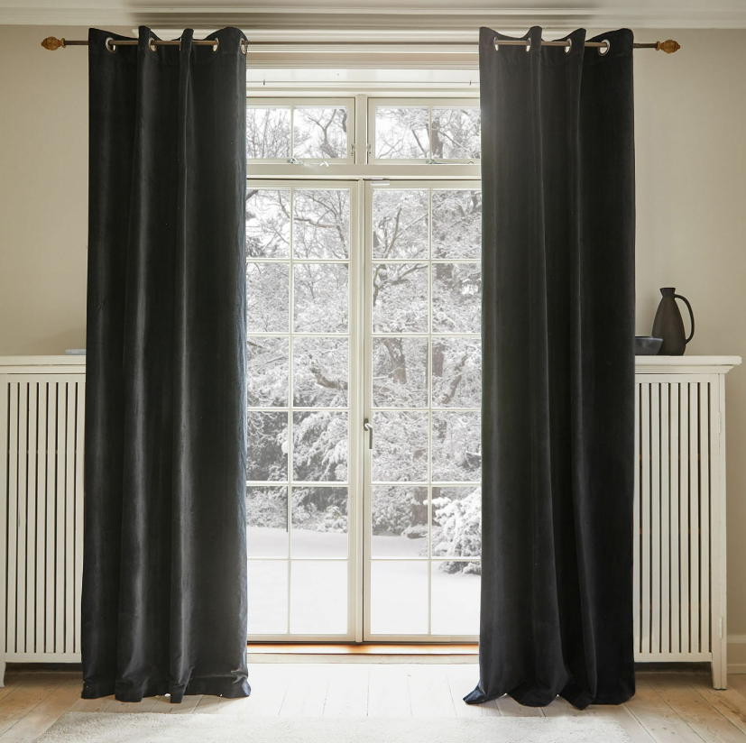 Schwarze Miko-Vorhänge aus verdunkelndem Stoff, elegant und praktisch für Wohnzimmer oder Schlafzimmer.