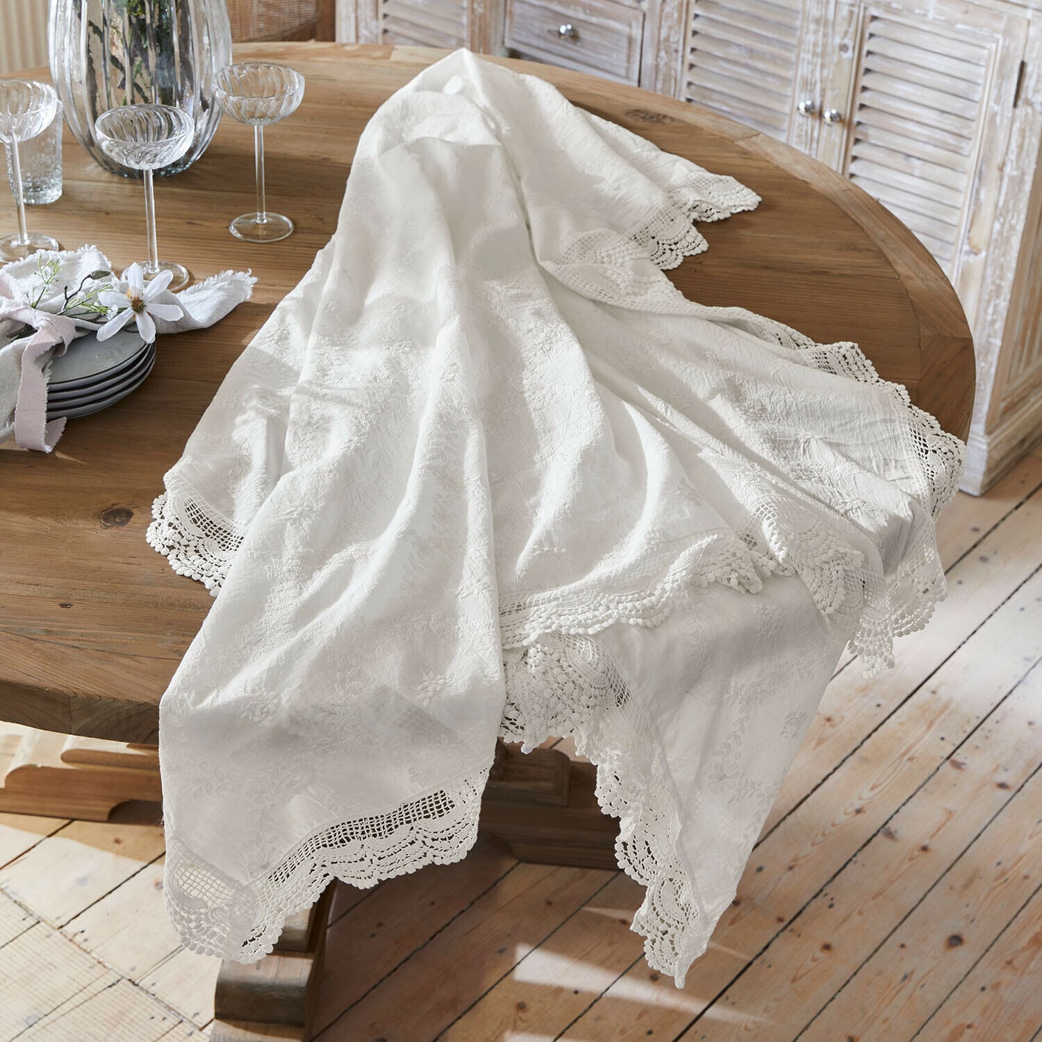 Tischdecke Valek Weisser Tischläufer mit Spitzenrand auf Holztisch, elegante Tischdekoration im Esszimmer