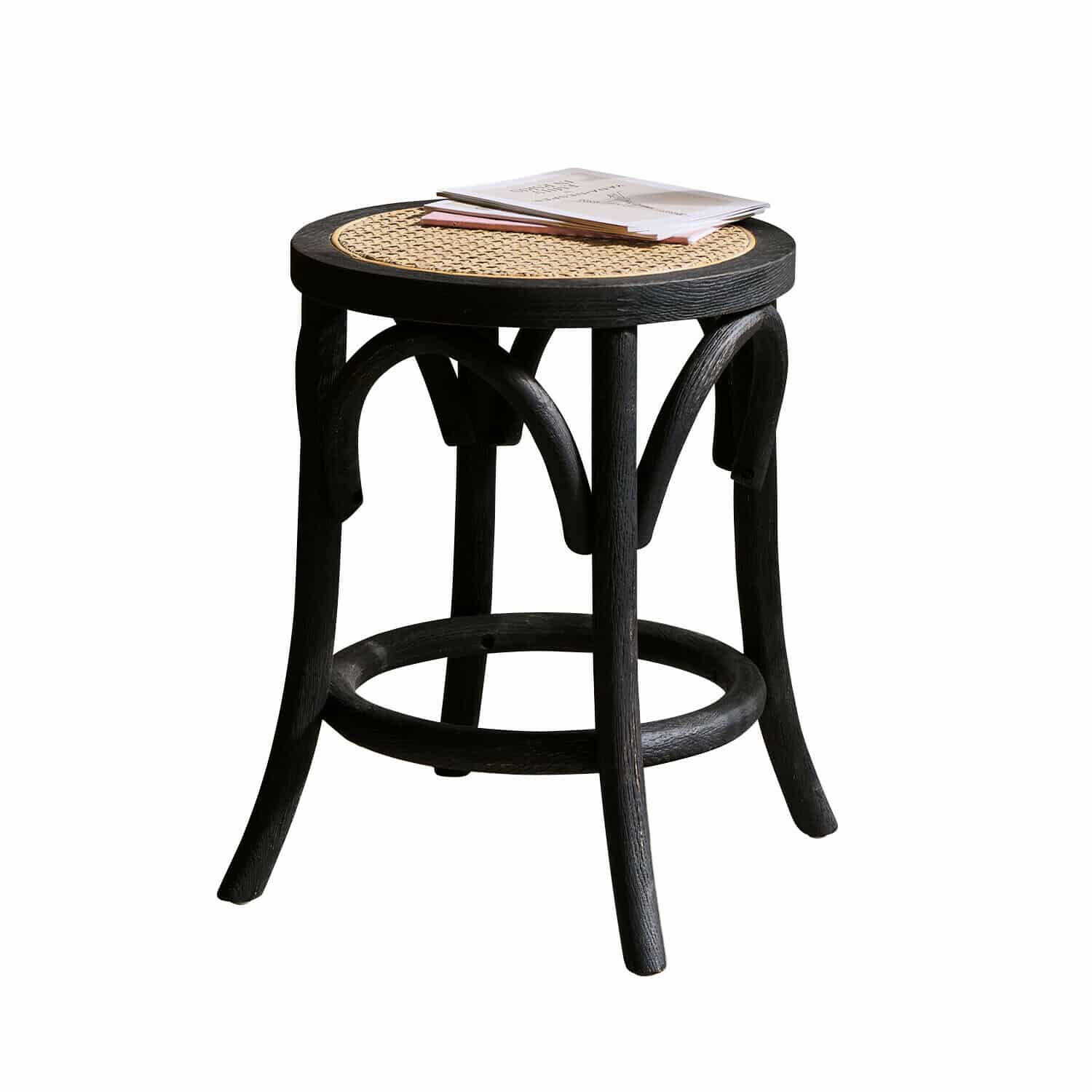 Hocker Kary Runder Beistelltisch aus schwarzem Holz mit hellem Geflecht auf der Tischplatte, elegantes Möbelstück