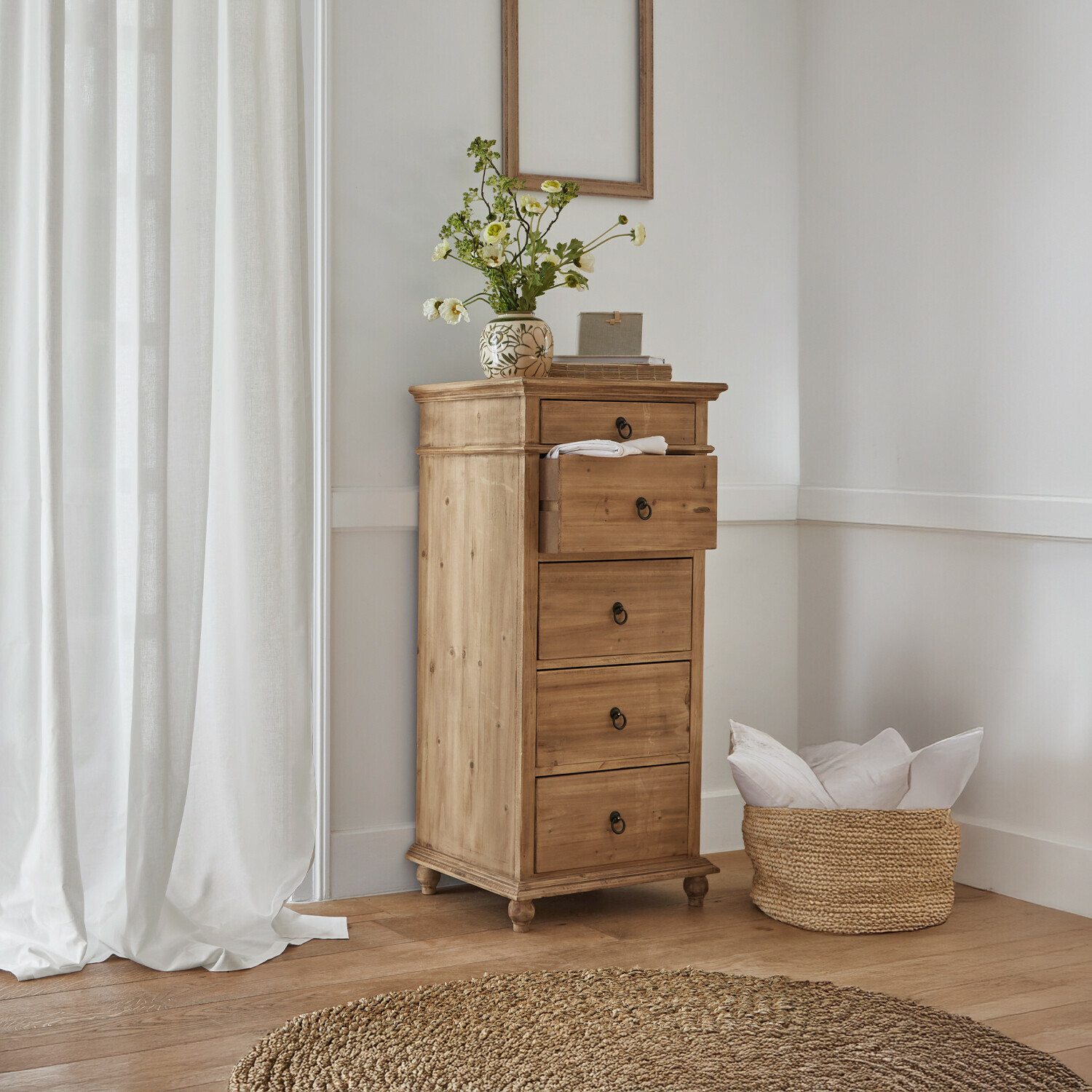 Hohe Kommode aus naturbelassenem Kiefernholz mit vier Schubladen und dekorativem Blumenvasen-Arrangement