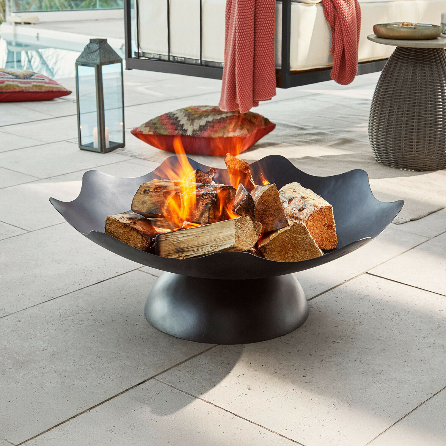 Feuerschale Ironwell Schwarzes Metall-Feuerkorb mit brennendem Holz auf Terrasse, ideal für Garten und Outdoor-Feuer