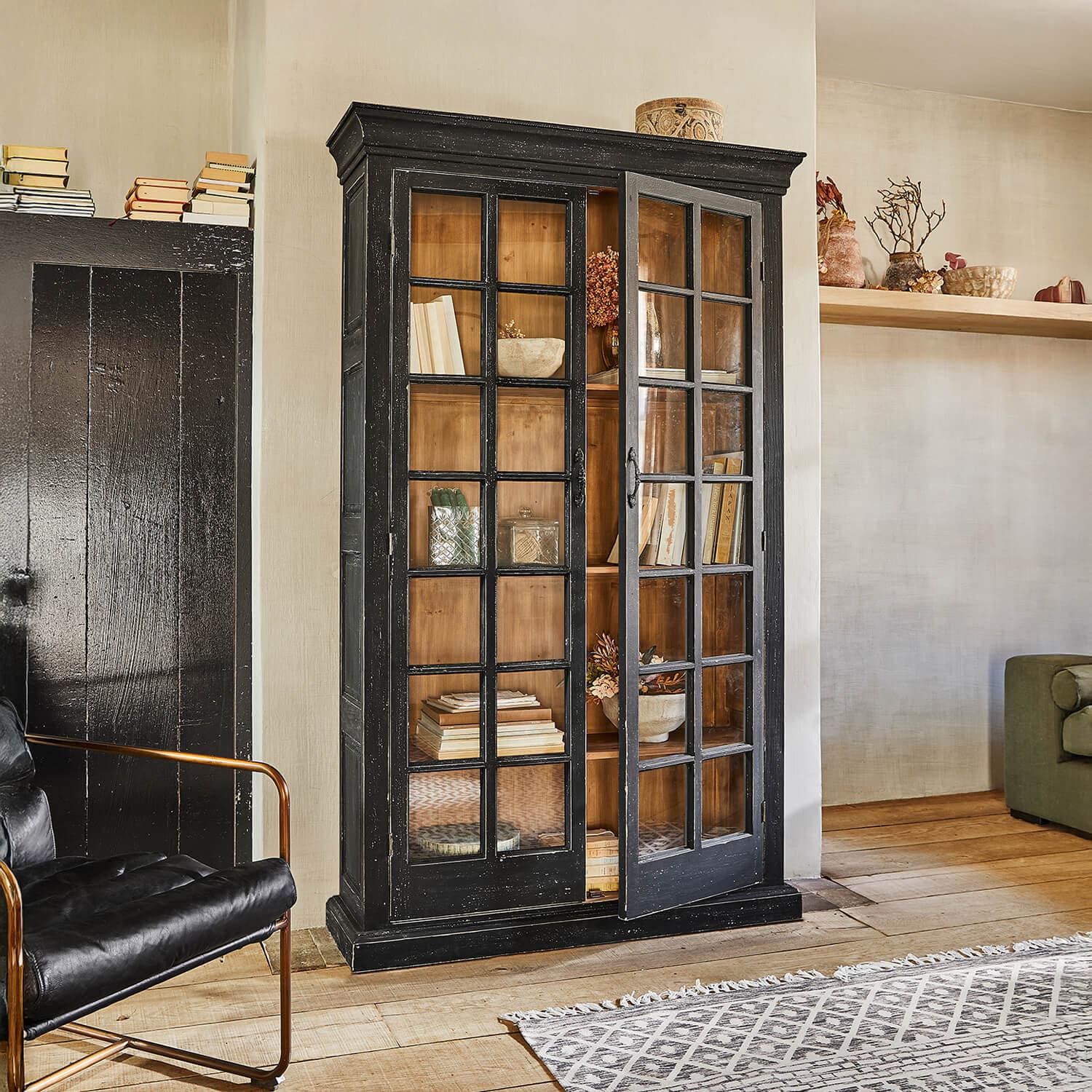 Schwarzer Holzvitrinenschrank mit Glastüren und natürlichem Innenraum, stilvolles Wohnzimmermöbel