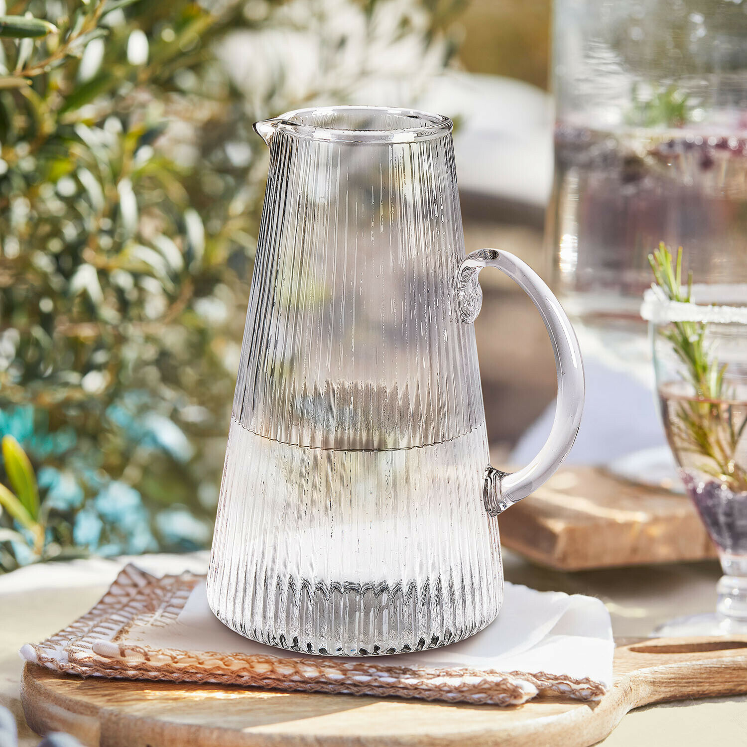 Krug Caleza Transparenter Glas-Krug mit geriffeltem Muster und Henkel für sommerliche Getränke auf Tisch