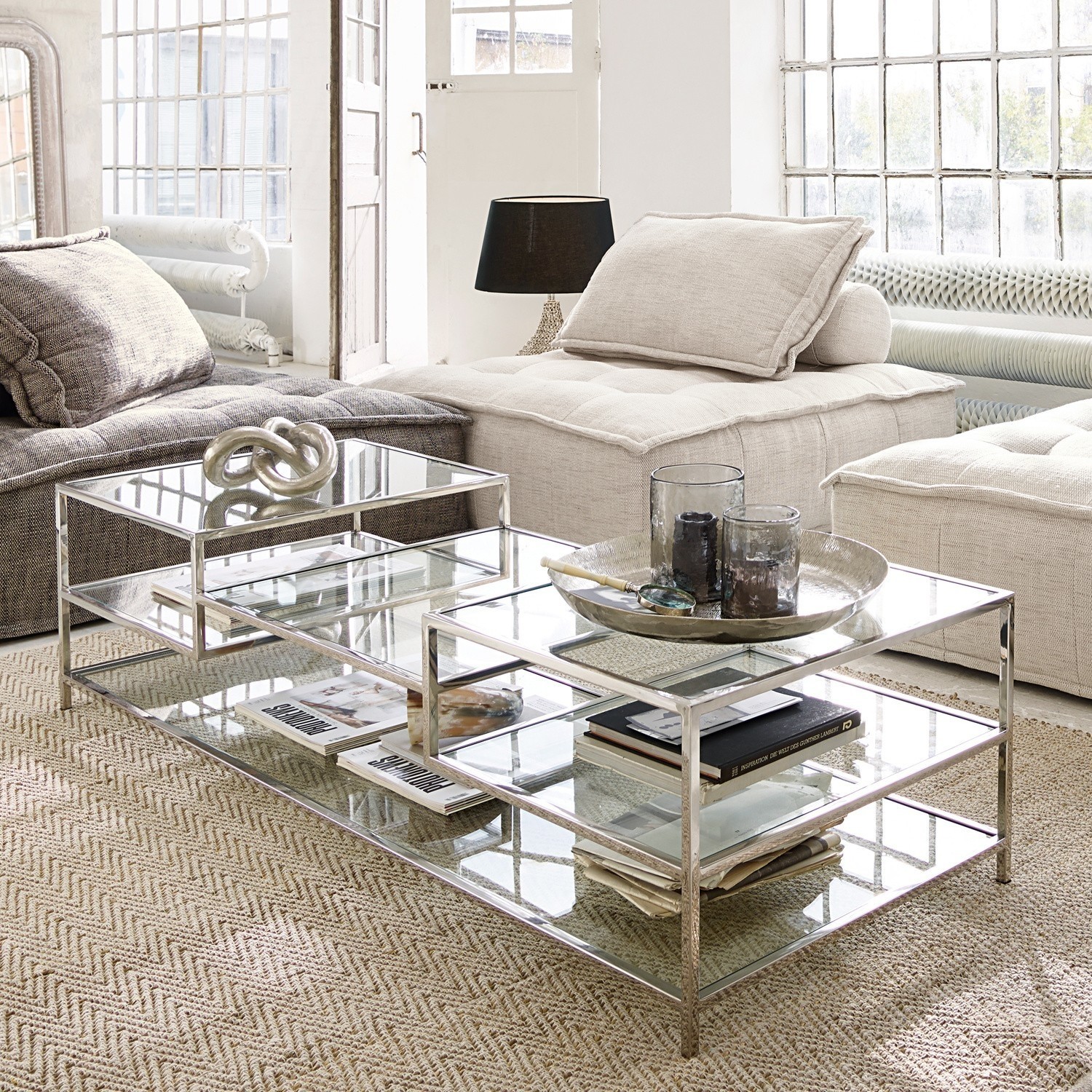 Couchtisch Byllis Moderner Couchtisch aus Glas und silbernem Metall auf beigem Teppich im Wohnzimmer