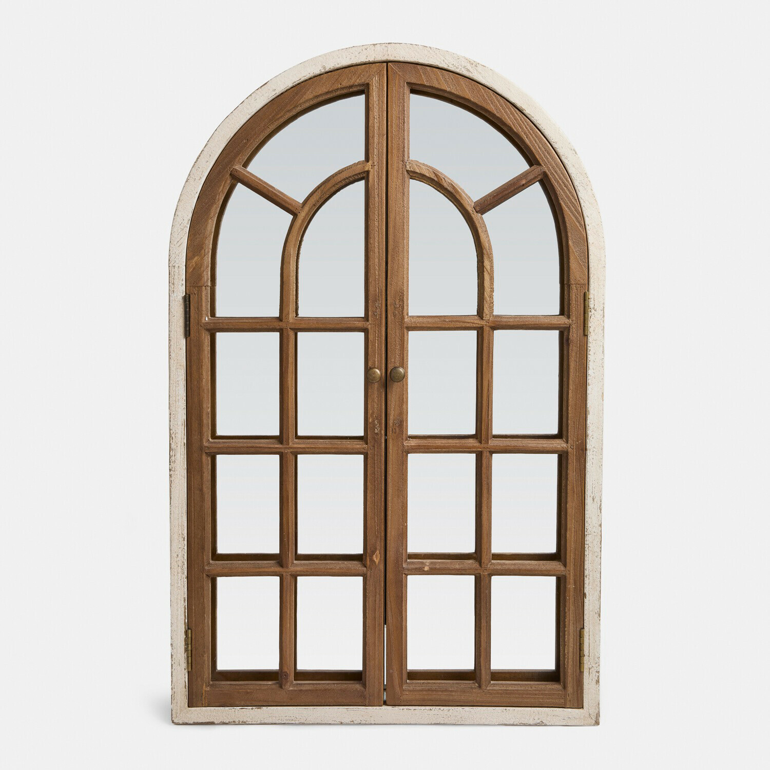 Holzfenster mit rundem oberen Bogen und weissem Rahmen, rustikaler Stil, dekorative Verglasung