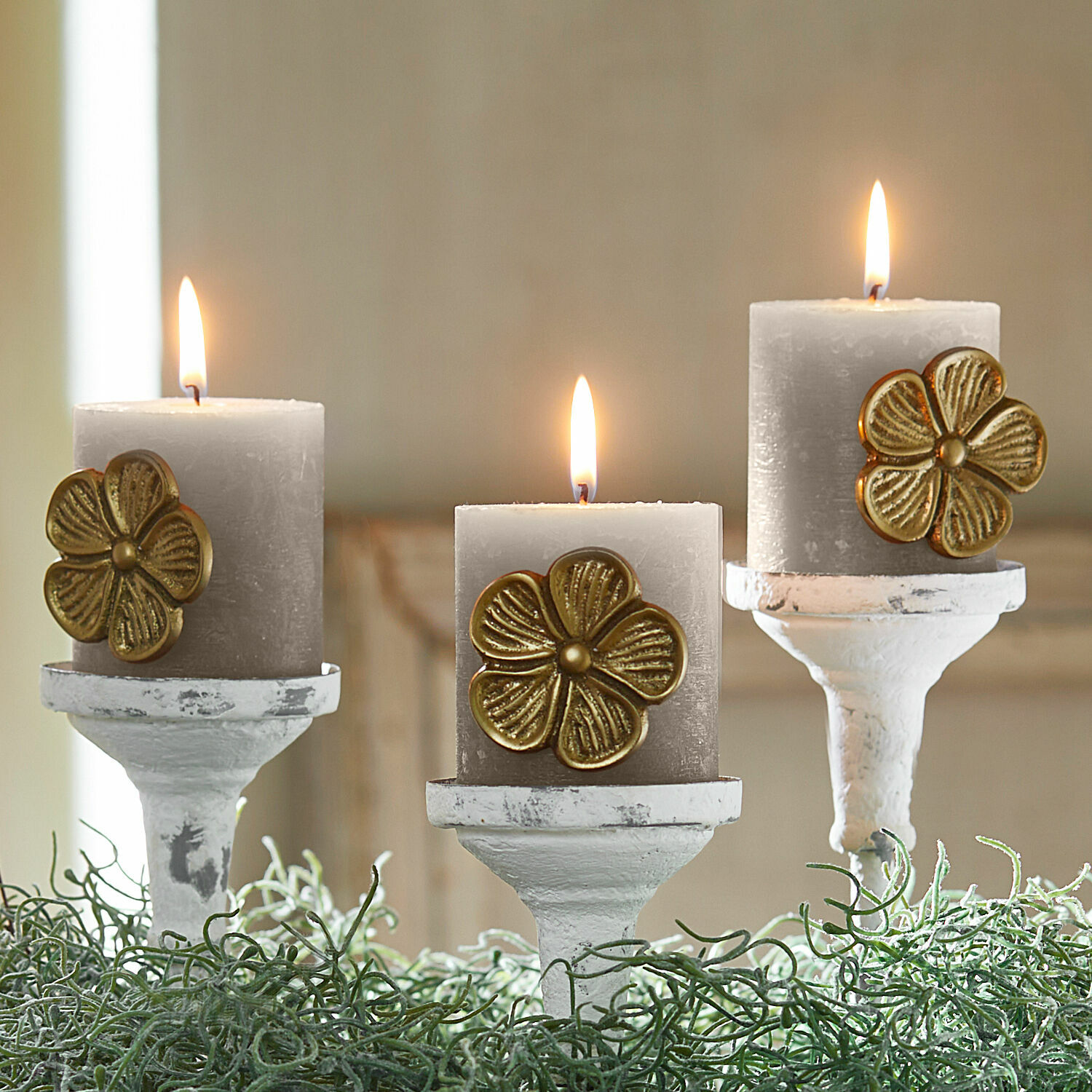 Deko-Pin 3er Set Olevir Drei graue Kerzen mit goldener Blumenverzierung auf weissen Kerzenhaltern mit grünem Blattwerk