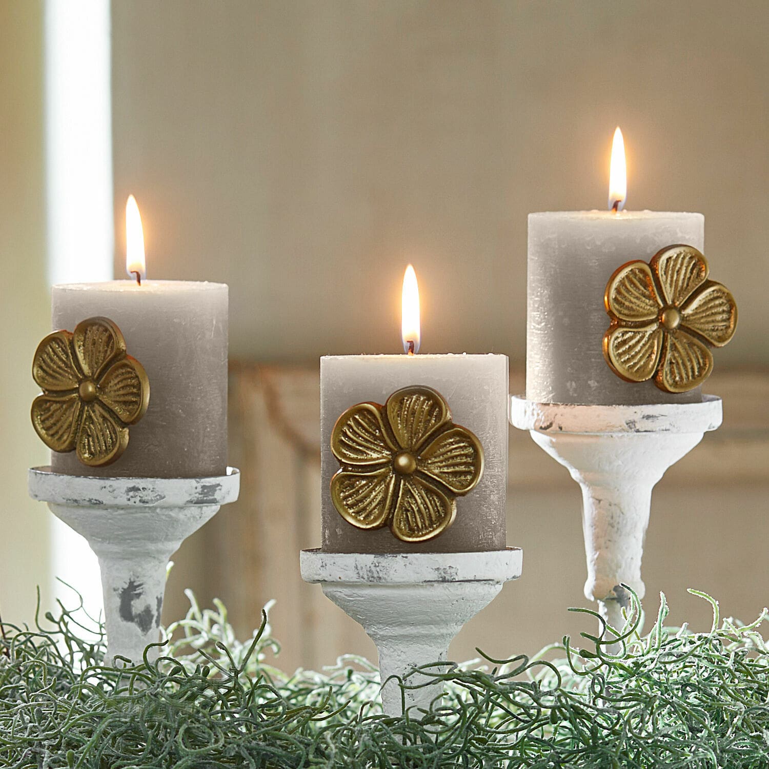 Deko-Pin 3er Set Olevir Drei graue Kerzen mit goldener Blumenverzierung auf weissen Kerzenhaltern mit grünem Blattwerk