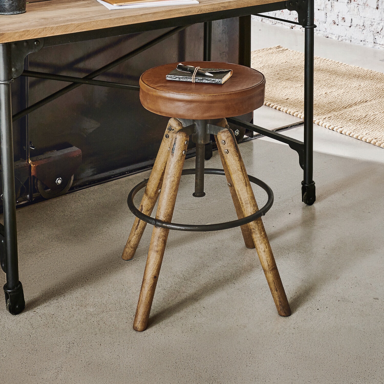 Hocker Twist Barhocker mit braunem Lederpolster und Holzbeinen im Industriedesign