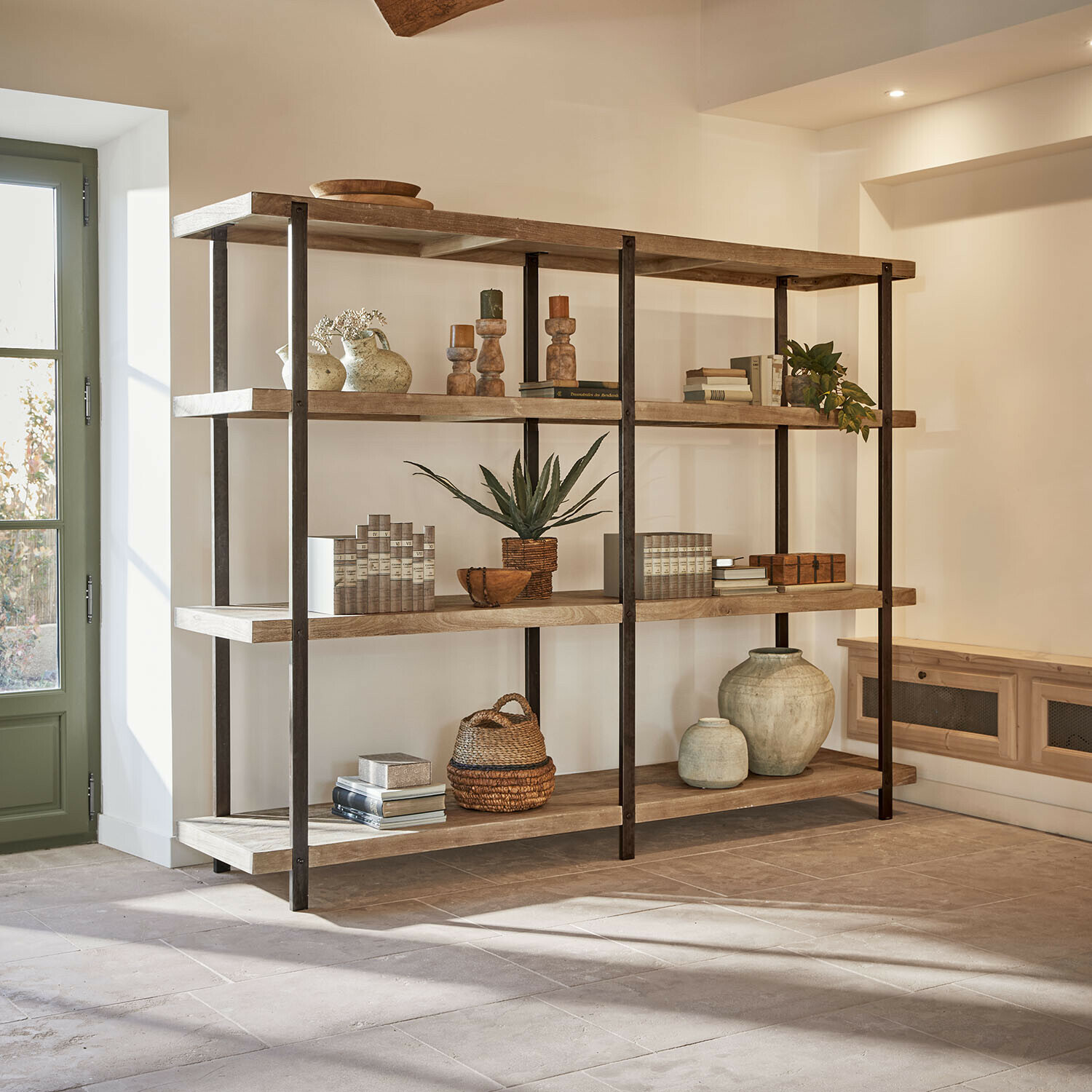 Regal Haverfell Regal aus Holz und Metall in Naturfarbe mit Dekorationen und Büchern in hellem Raum
