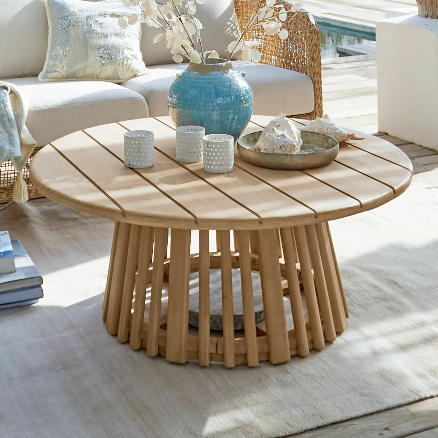 Couchtisch FSC®-100% Tewsbury Runder Couchtisch aus hellem Holz mit Dekorationen auf der Terrasse neben dem Pool