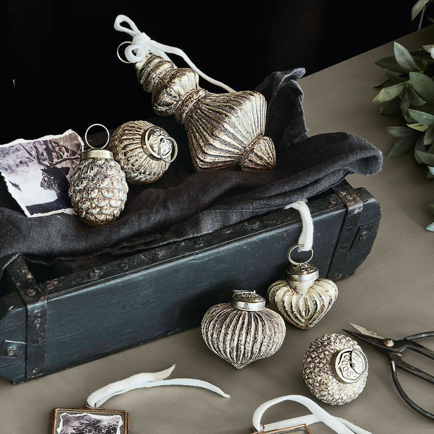Weihnachtsschmuck 6er Set Ménoire Set aus silbernen Glas-Weihnachtsanhängern mit weissen Bändern für festliche Dekoration