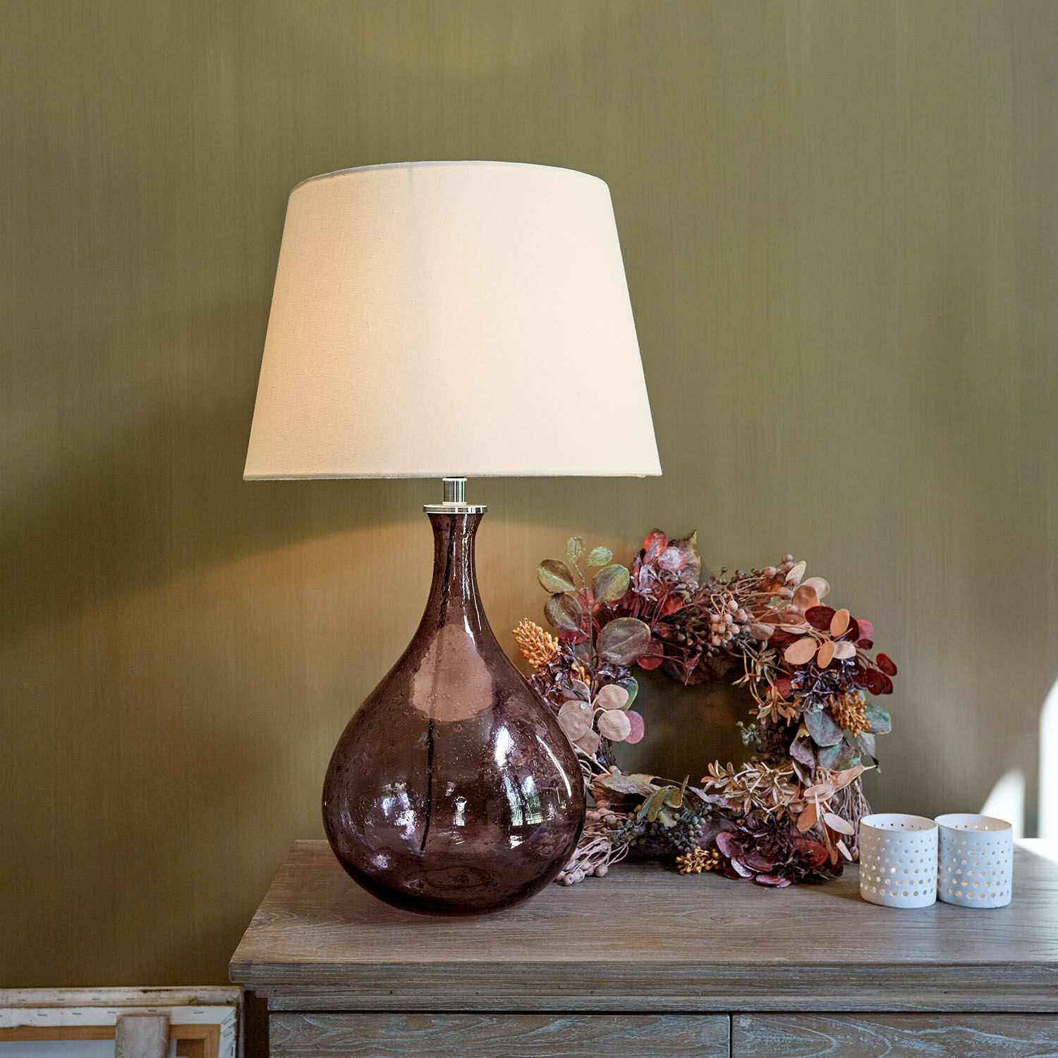 Tischlampe Calandor Tischlampe aus violettem Glas mit weissem Lampenschirm auf Holztisch mit herbstlicher Dekoration