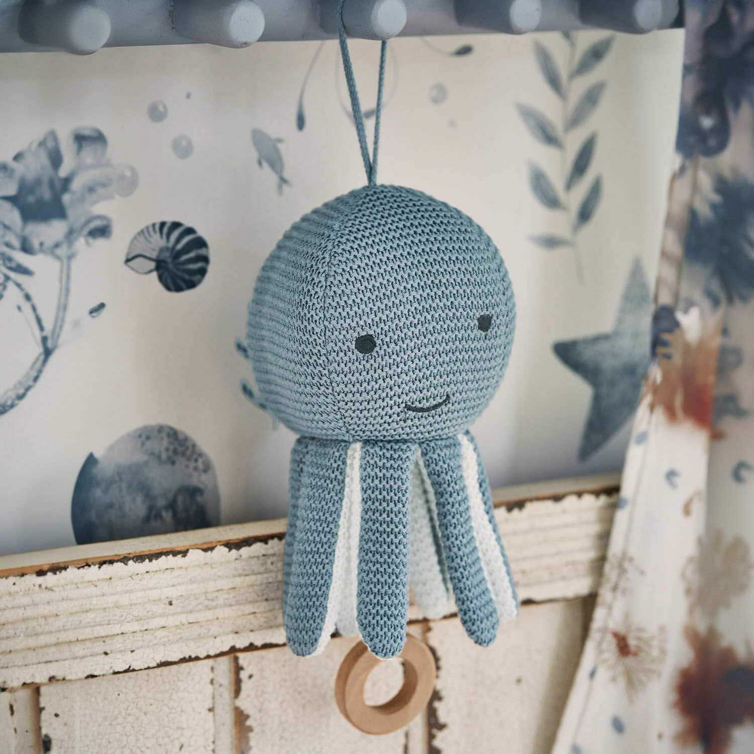 Spieluhr Cozycot Gestricktes blau-weisses Oktopus-Spielzeug mit Holzring zum Aufhängen, weiche Kinderzimmerdekoration