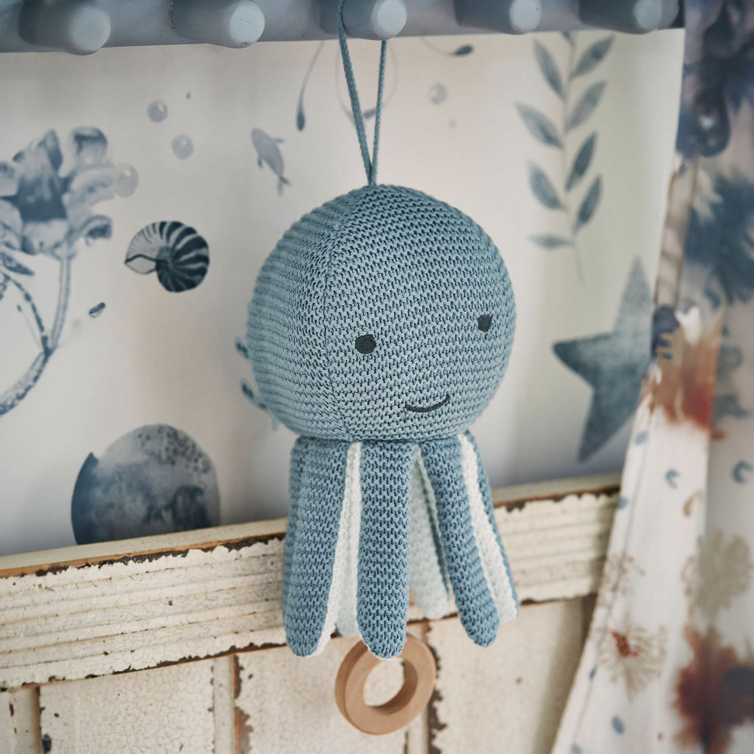 Spieluhr Cozycot Gestricktes blau-weisses Oktopus-Spielzeug mit Holzring zum Aufhängen, weiche Kinderzimmerdekoration