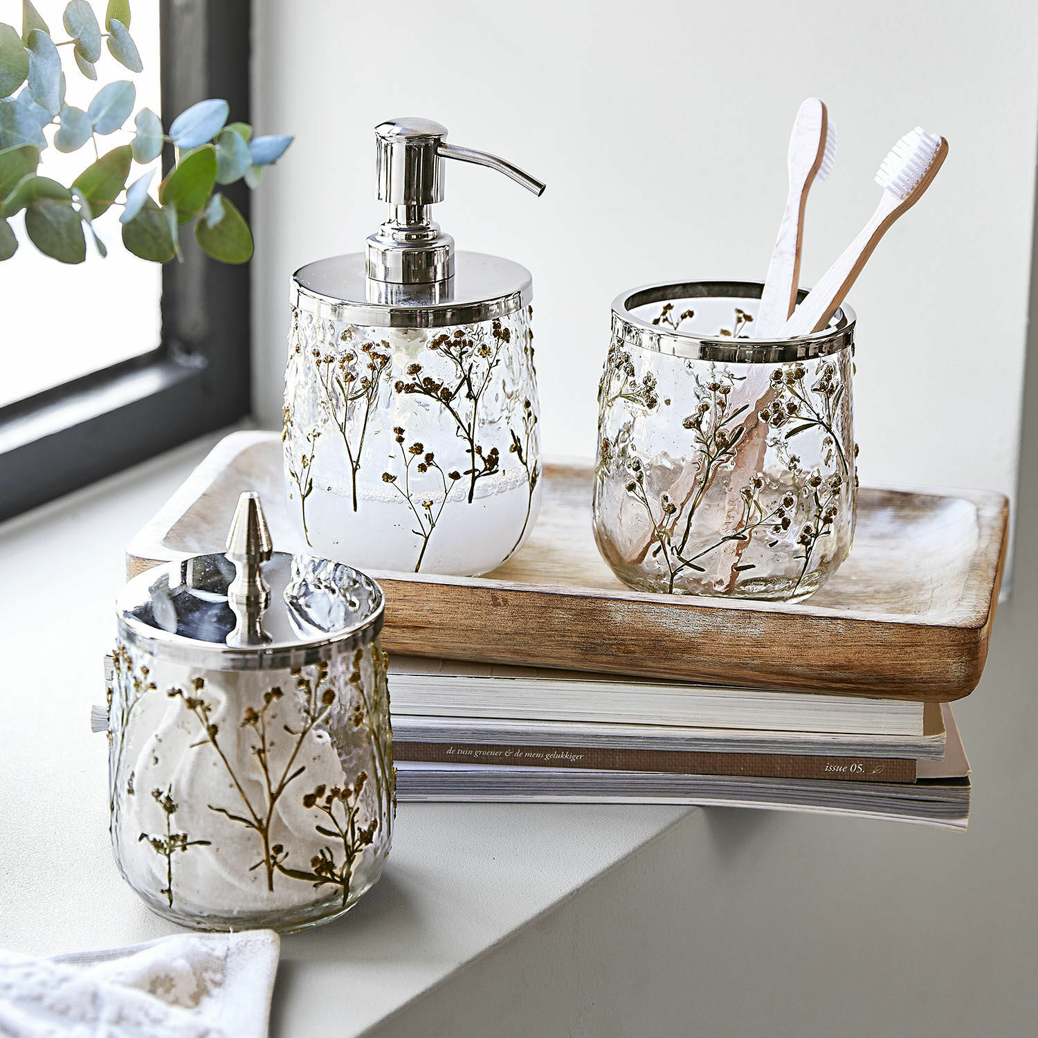 Bad-Set Elorisse Glas-Badezimmer-Set mit Blumenmuster und Metallakzenten auf Holztablett dekorativ arrangiert