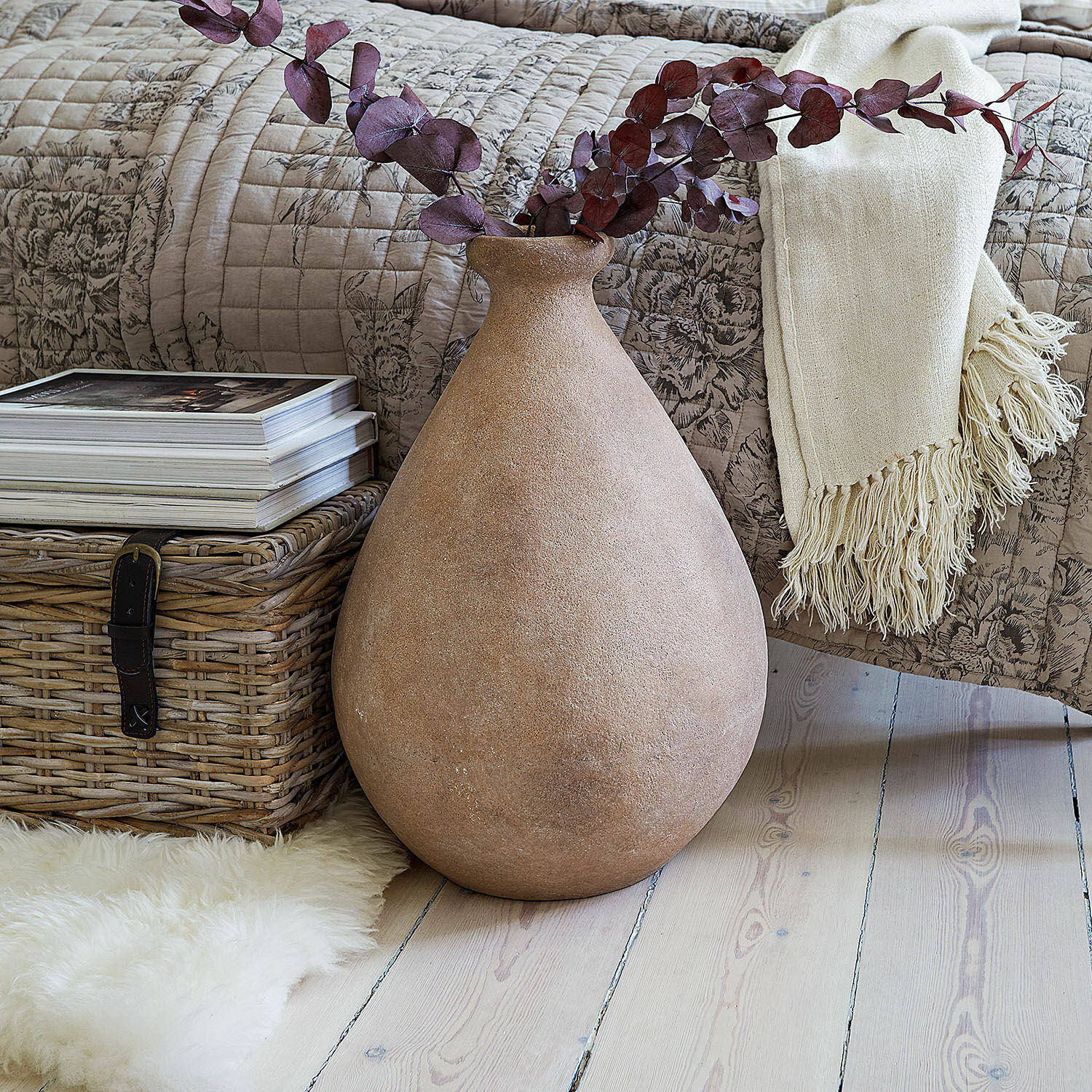 Vase Sionach Große beige Keramikvase mit getrockneten Blättern, Wohnaccessoire und Dekoration
