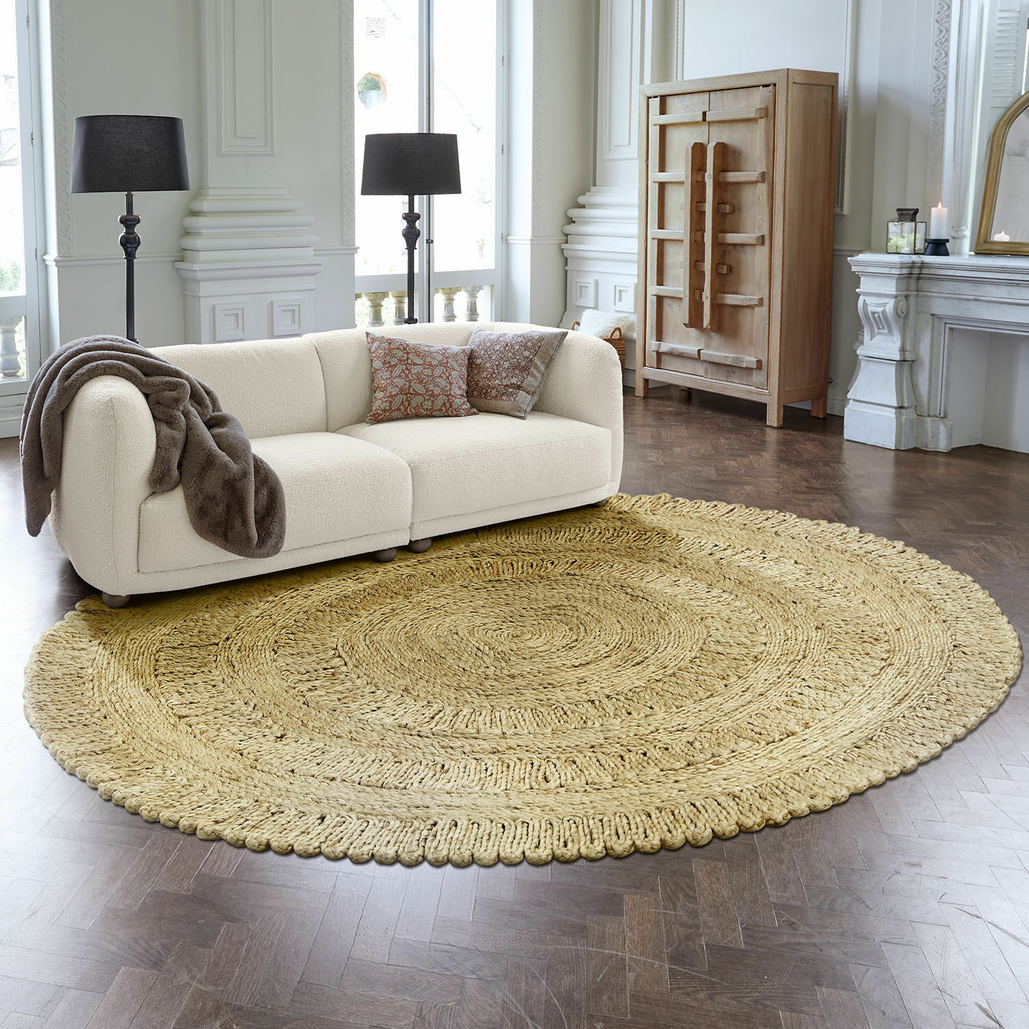 Teppich Arendel Runder Teppich aus Naturmaterial in Beige im modernen Wohnzimmer mit weissem Sofa und Stehlampen