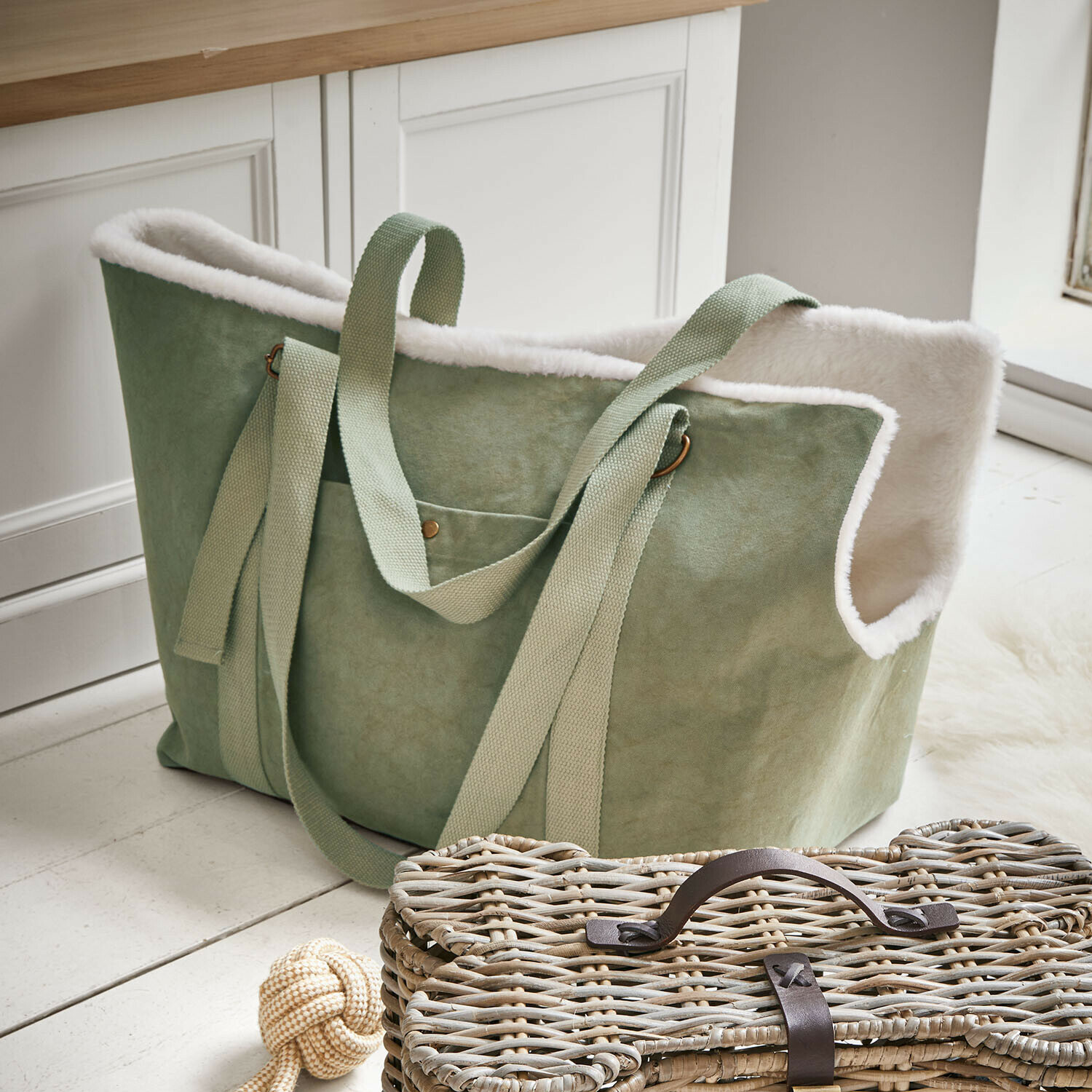 Haustiertasche Lunapet Mintgrüne Tasche aus weichem Stoff mit weißem Fellrand und breiten Trägern, modische Einkaufstasche